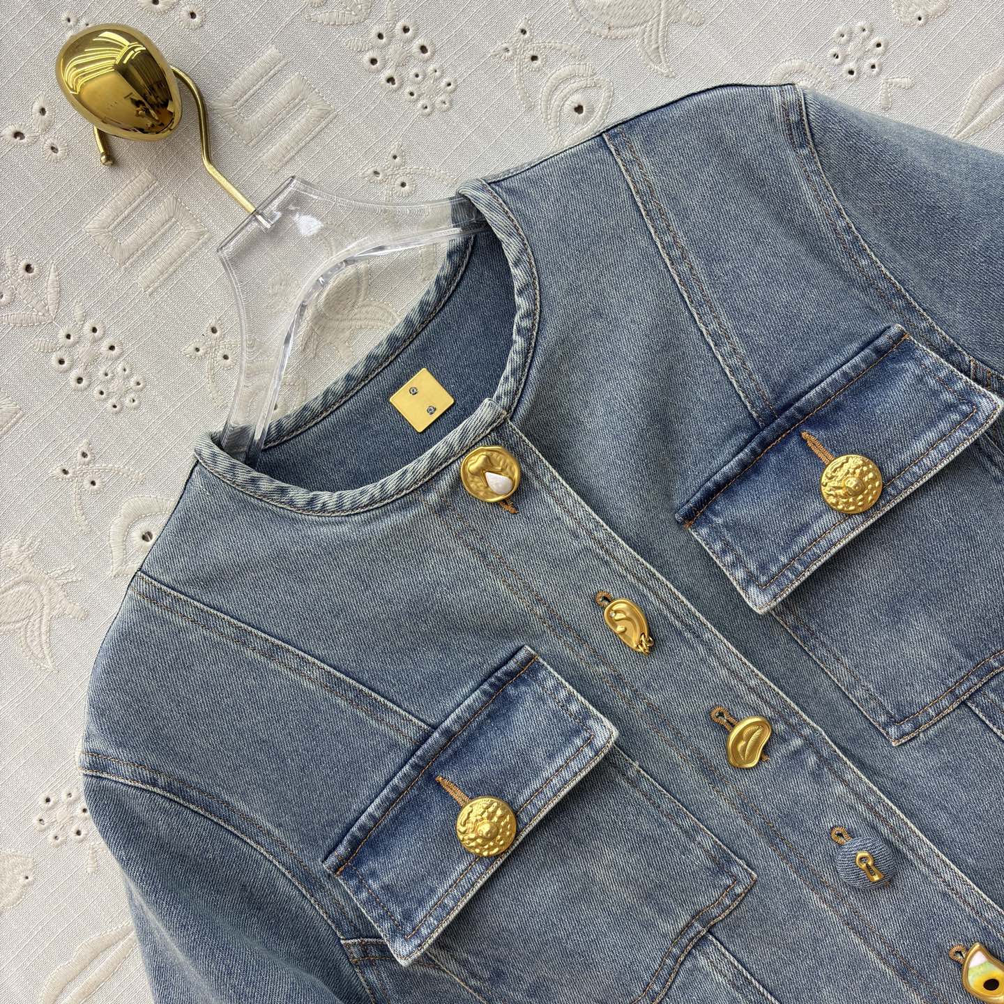 Sch复古洗水牛仔连衣裙 一眼沦陷的牛仔裙 独特的金扣太绝了 圆领设计不挑人 收腰版型藏肉显瘦 通勤约会