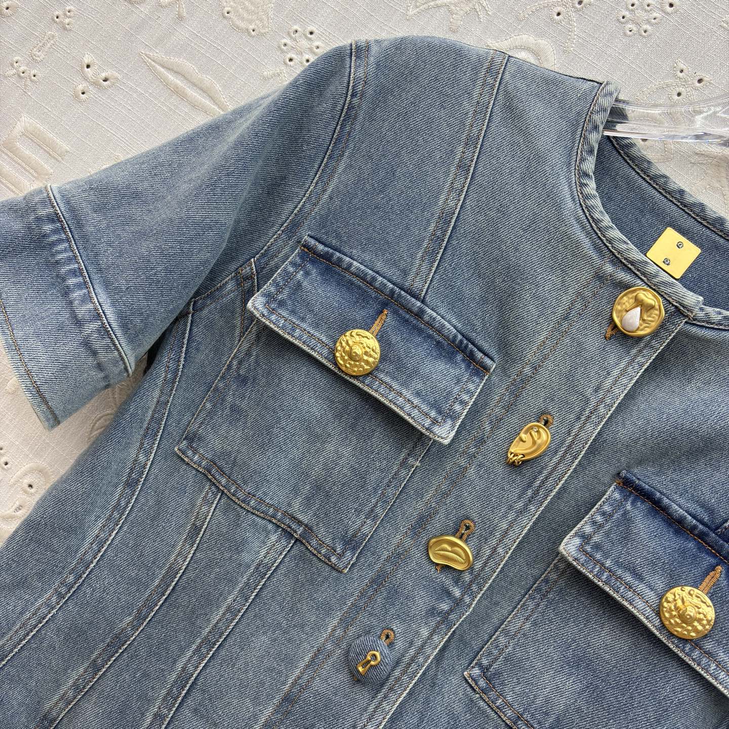 Sch复古洗水牛仔连衣裙 一眼沦陷的牛仔裙 独特的金扣太绝了 圆领设计不挑人 收腰版型藏肉显瘦 通勤约会