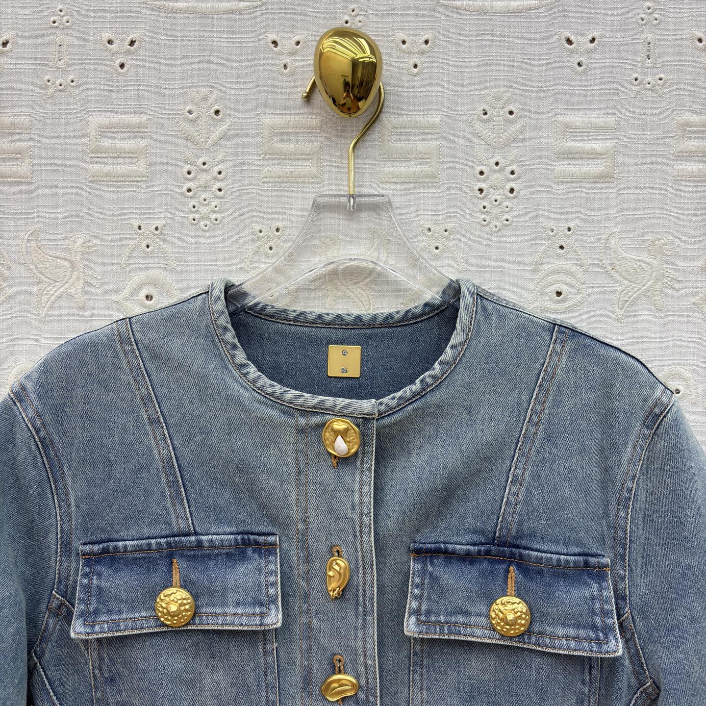 Sch复古洗水牛仔连衣裙 一眼沦陷的牛仔裙 独特的金扣太绝了 圆领设计不挑人 收腰版型藏肉显瘦 通勤约会