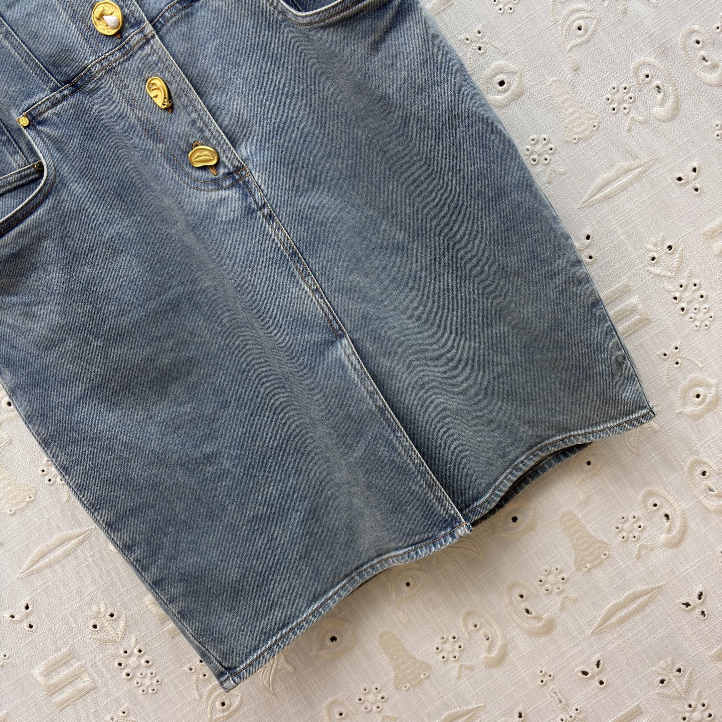 Sch复古洗水牛仔连衣裙 一眼沦陷的牛仔裙 独特的金扣太绝了 圆领设计不挑人 收腰版型藏肉显瘦 通勤约会