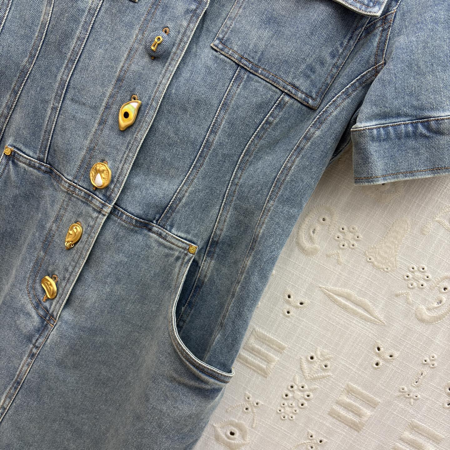 Sch复古洗水牛仔连衣裙 一眼沦陷的牛仔裙 独特的金扣太绝了 圆领设计不挑人 收腰版型藏肉显瘦 通勤约会