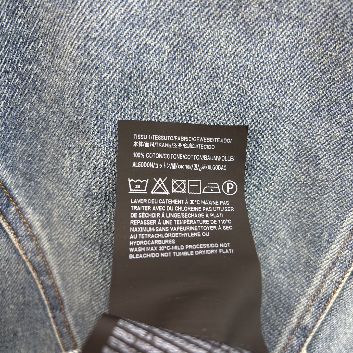 Sch复古洗水牛仔连衣裙 一眼沦陷的牛仔裙 独特的金扣太绝了 圆领设计不挑人 收腰版型藏肉显瘦 通勤约会