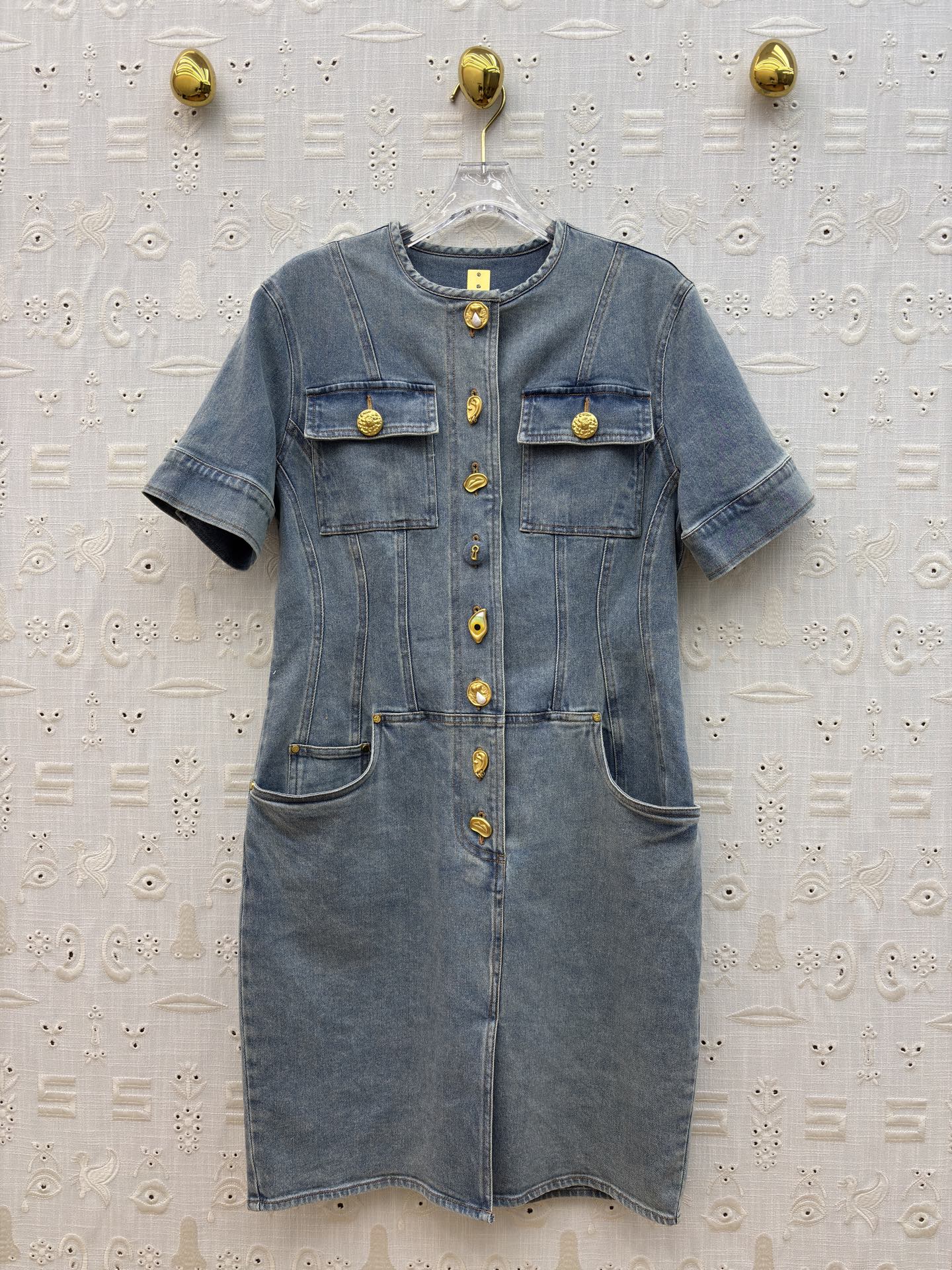 Sch复古洗水牛仔连衣裙 一眼沦陷的牛仔裙 独特的金扣太绝了 圆领设计不挑人 收腰版型藏肉显瘦 通勤约会