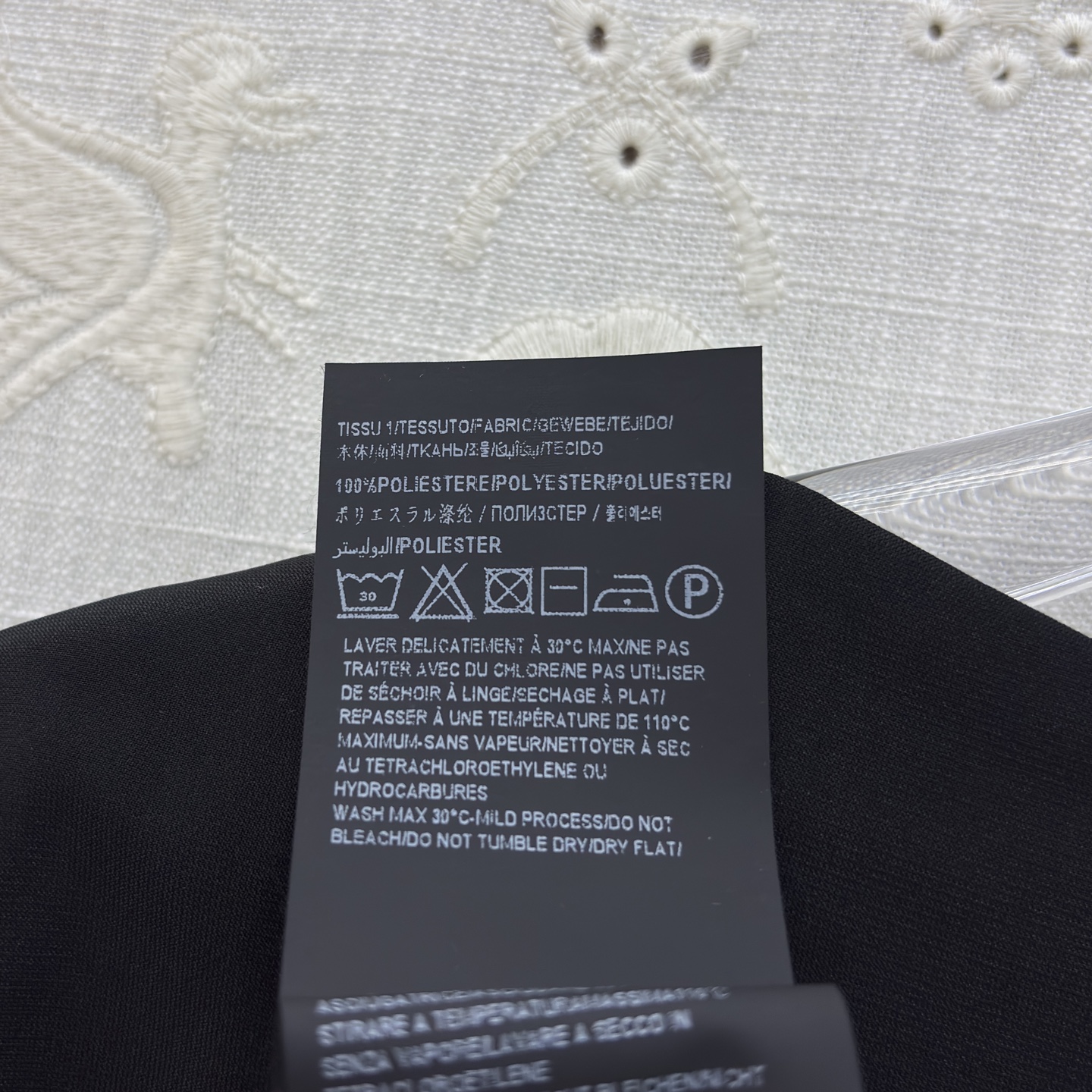 Sch极简不规则上衣 自带清冷贵气V领剪裁修饰脖颈线条 袖口金链流苏细节感拉满 不规则下摆灵动飘逸 走路
