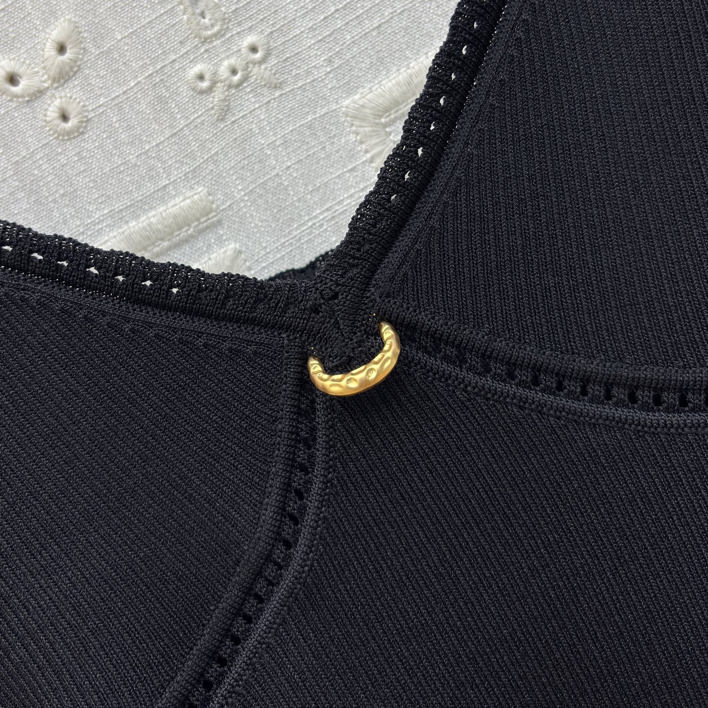 Sch金扣吊带背心 解锁夏季百搭吊带天花板🤍 经典黑显瘦大气 奶白温柔清雅，卡其气质内敛 V领修饰颈肩曲