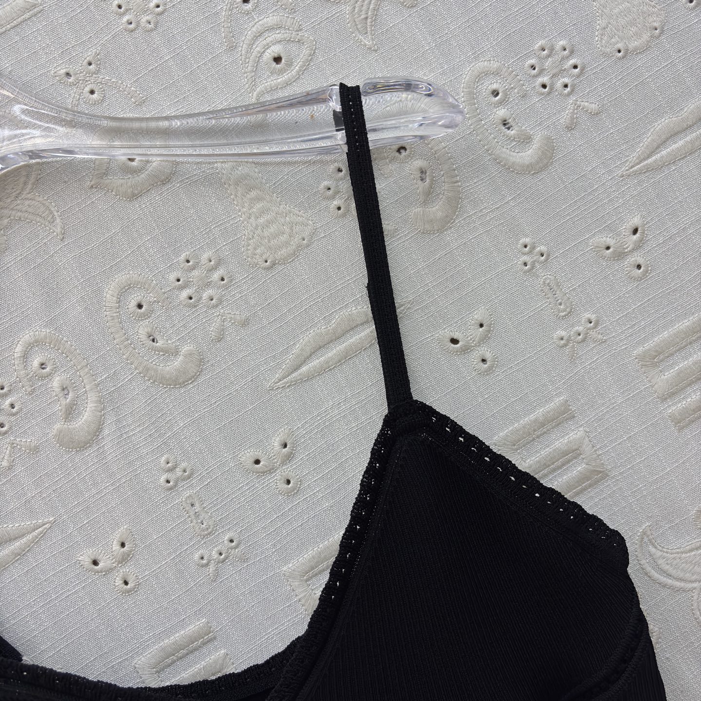 Sch金扣吊带背心 解锁夏季百搭吊带天花板🤍 经典黑显瘦大气 奶白温柔清雅，卡其气质内敛 V领修饰颈肩曲