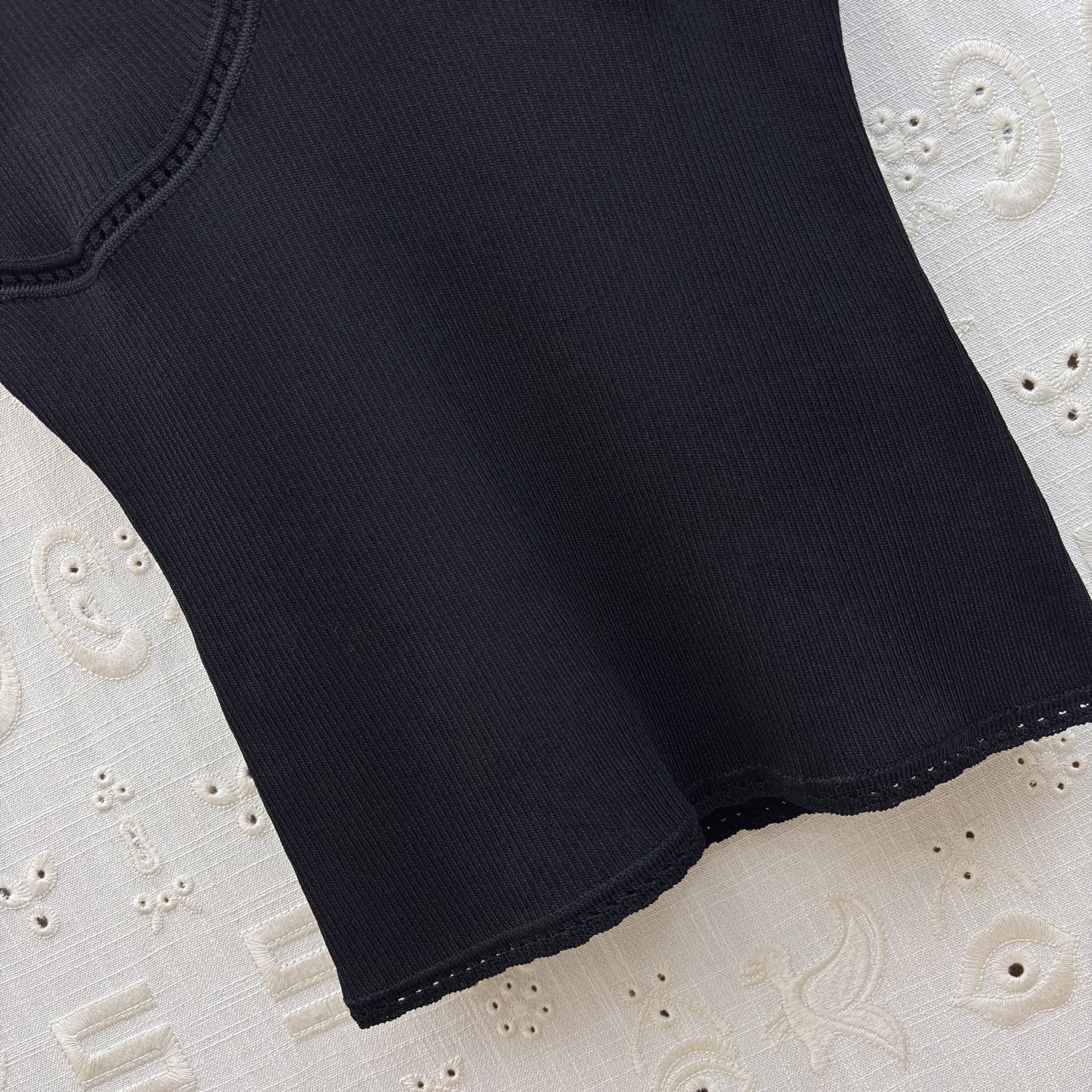 Sch金扣吊带背心 解锁夏季百搭吊带天花板🤍 经典黑显瘦大气 奶白温柔清雅，卡其气质内敛 V领修饰颈肩曲