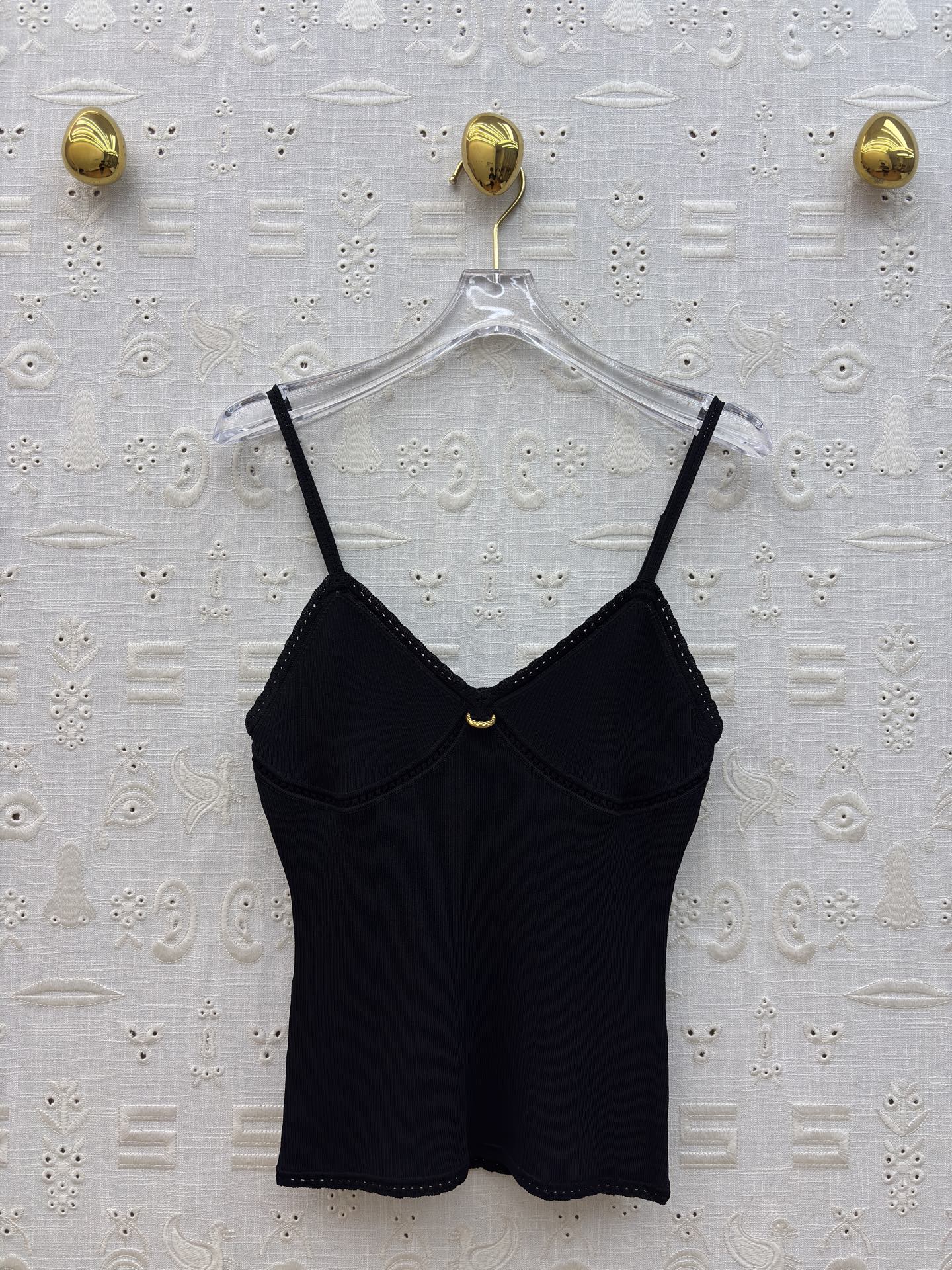 Sch金扣吊带背心 解锁夏季百搭吊带天花板🤍 经典黑显瘦大气 奶白温柔清雅，卡其气质内敛 V领修饰颈肩曲