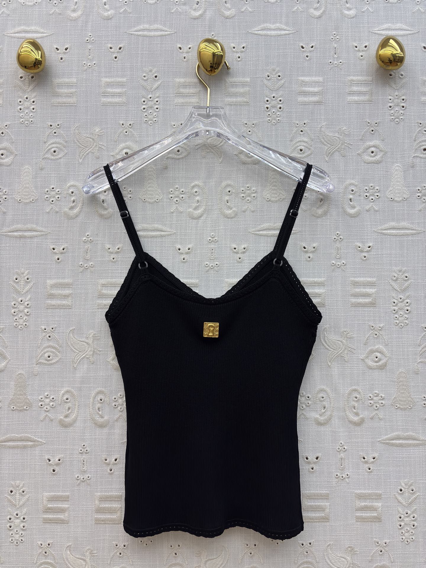 Sch金扣吊带背心 解锁夏季百搭吊带天花板🤍 经典黑显瘦大气 奶白温柔清雅，卡其气质内敛 V领修饰颈肩曲