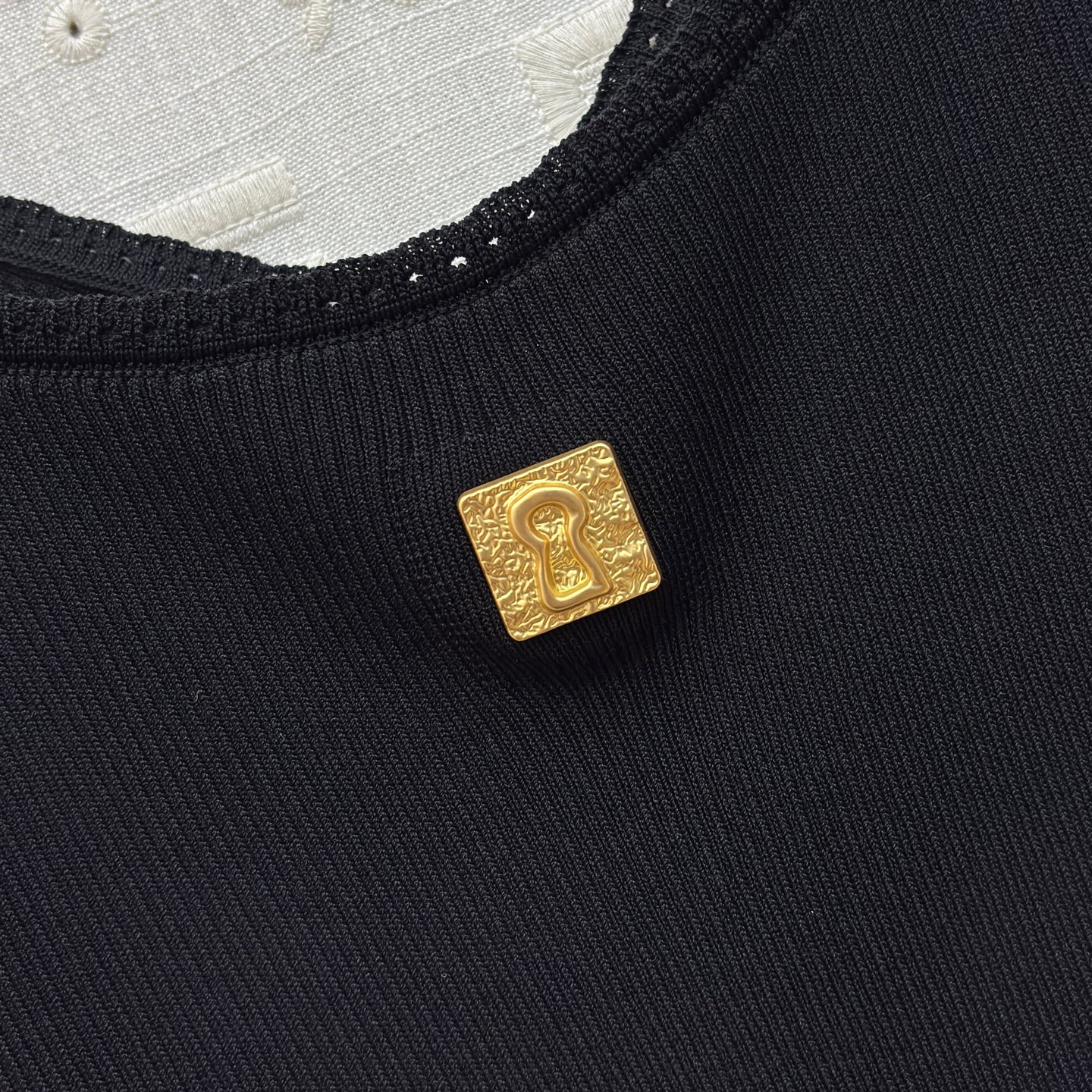 Sch金扣吊带背心 解锁夏季百搭吊带天花板🤍 经典黑显瘦大气 奶白温柔清雅，卡其气质内敛 V领修饰颈肩曲