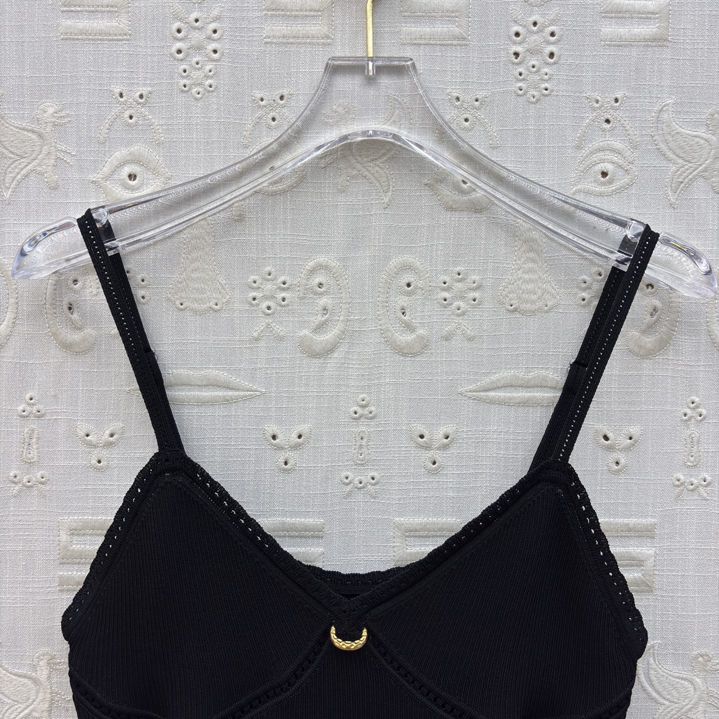 Sch金扣吊带背心 解锁夏季百搭吊带天花板🤍 经典黑显瘦大气 奶白温柔清雅，卡其气质内敛 V领修饰颈肩曲