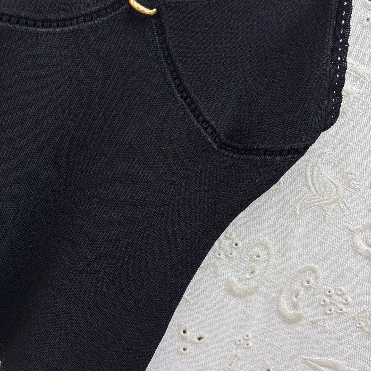 Sch金扣吊带背心 解锁夏季百搭吊带天花板🤍 经典黑显瘦大气 奶白温柔清雅，卡其气质内敛 V领修饰颈肩曲