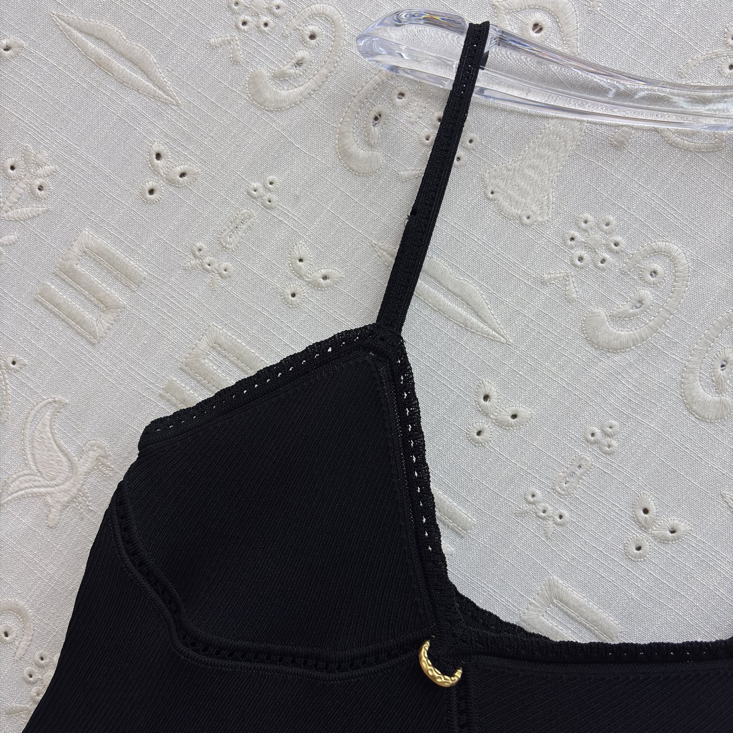 Sch金扣吊带背心 解锁夏季百搭吊带天花板🤍 经典黑显瘦大气 奶白温柔清雅，卡其气质内敛 V领修饰颈肩曲