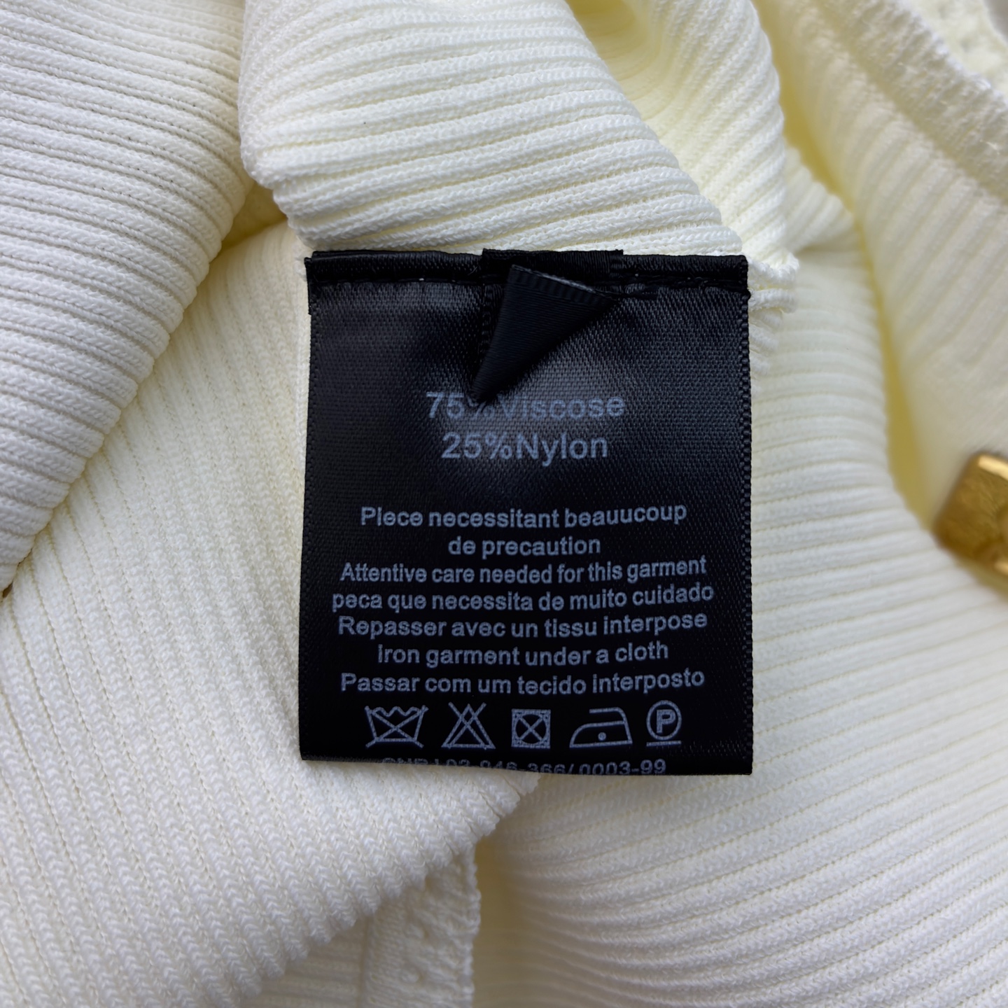 Sch金扣吊带背心 解锁夏季百搭吊带天花板🤍 经典黑显瘦大气 奶白温柔清雅，卡其气质内敛 V领修饰颈肩曲