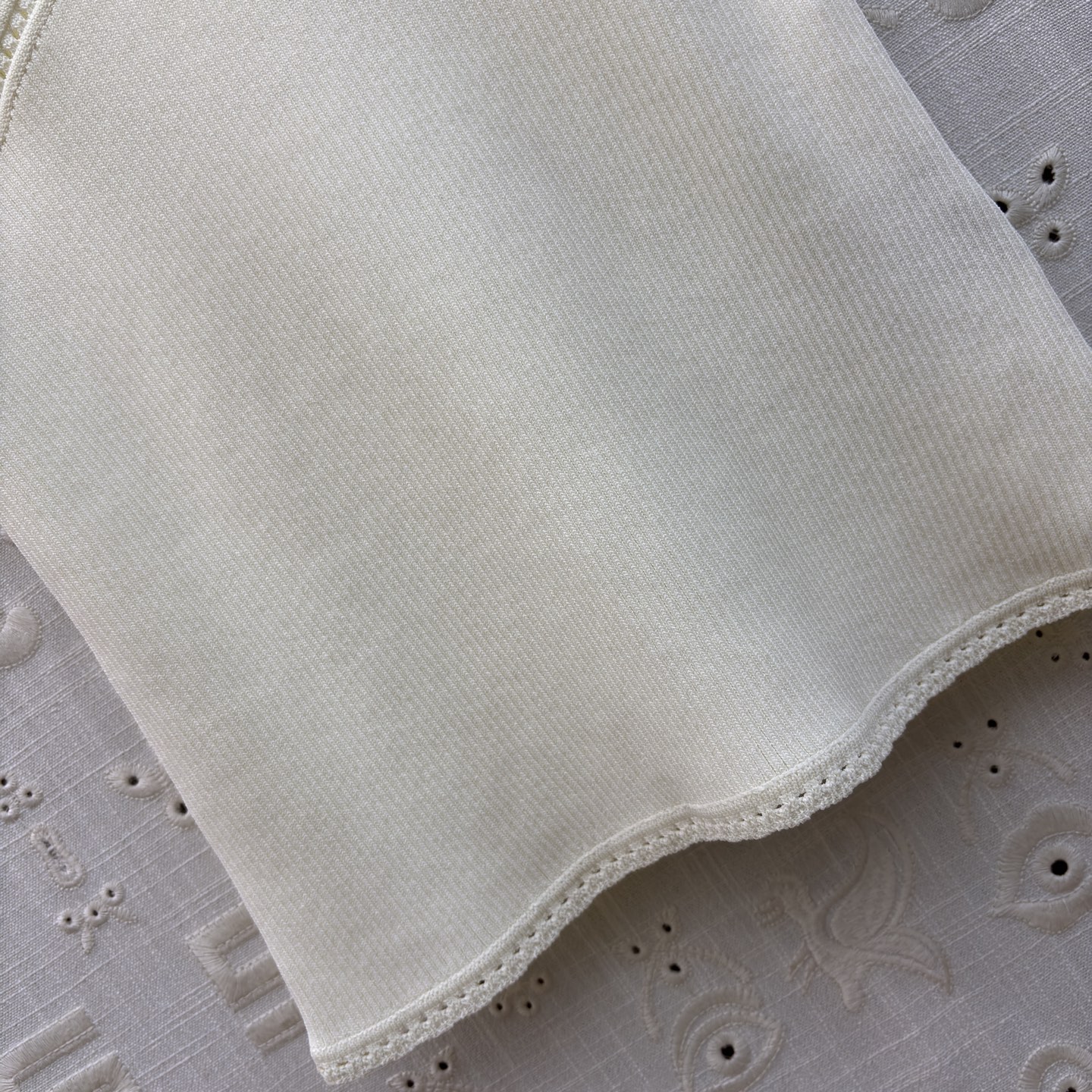 Sch金扣吊带背心 解锁夏季百搭吊带天花板🤍 经典黑显瘦大气 奶白温柔清雅，卡其气质内敛 V领修饰颈肩曲