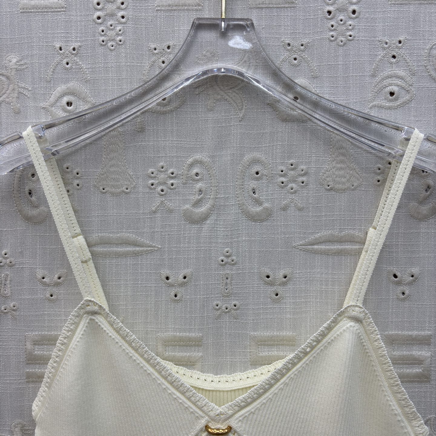 Sch金扣吊带背心 解锁夏季百搭吊带天花板🤍 经典黑显瘦大气 奶白温柔清雅，卡其气质内敛 V领修饰颈肩曲