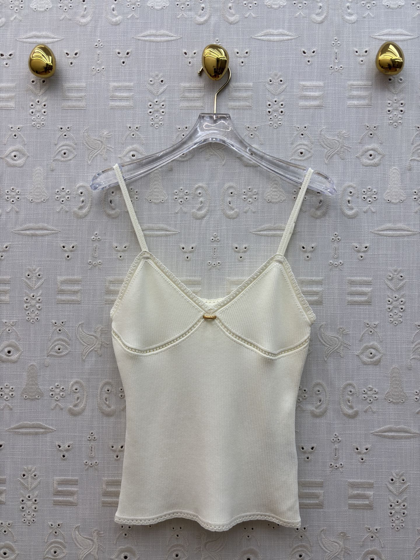 Sch金扣吊带背心 解锁夏季百搭吊带天花板🤍 经典黑显瘦大气 奶白温柔清雅，卡其气质内敛 V领修饰颈肩曲