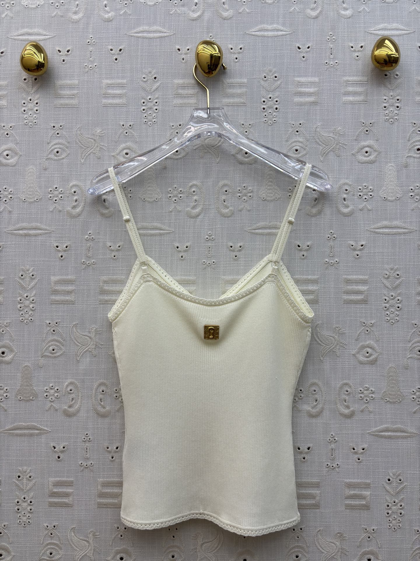 Sch金扣吊带背心 解锁夏季百搭吊带天花板🤍 经典黑显瘦大气 奶白温柔清雅，卡其气质内敛 V领修饰颈肩曲