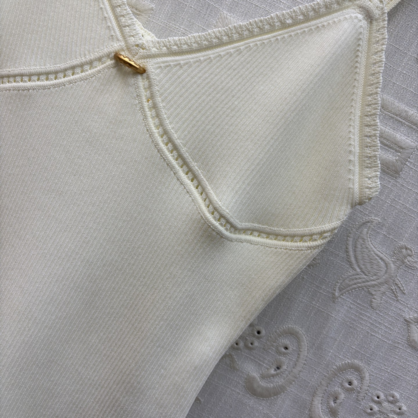 Sch金扣吊带背心 解锁夏季百搭吊带天花板🤍 经典黑显瘦大气 奶白温柔清雅，卡其气质内敛 V领修饰颈肩曲