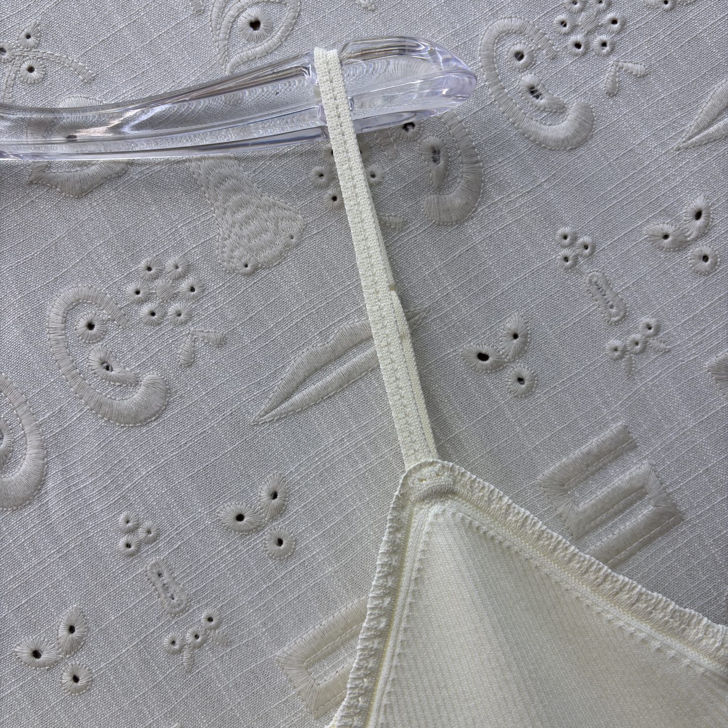 Sch金扣吊带背心 解锁夏季百搭吊带天花板🤍 经典黑显瘦大气 奶白温柔清雅，卡其气质内敛 V领修饰颈肩曲