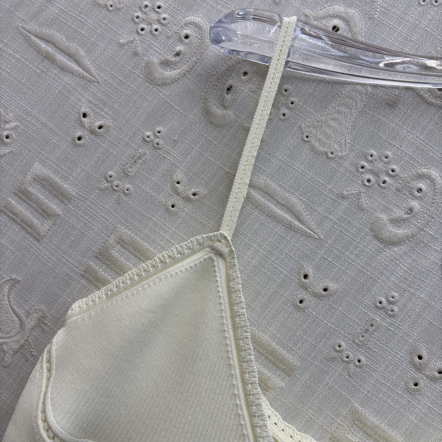 Sch金扣吊带背心 解锁夏季百搭吊带天花板🤍 经典黑显瘦大气 奶白温柔清雅，卡其气质内敛 V领修饰颈肩曲