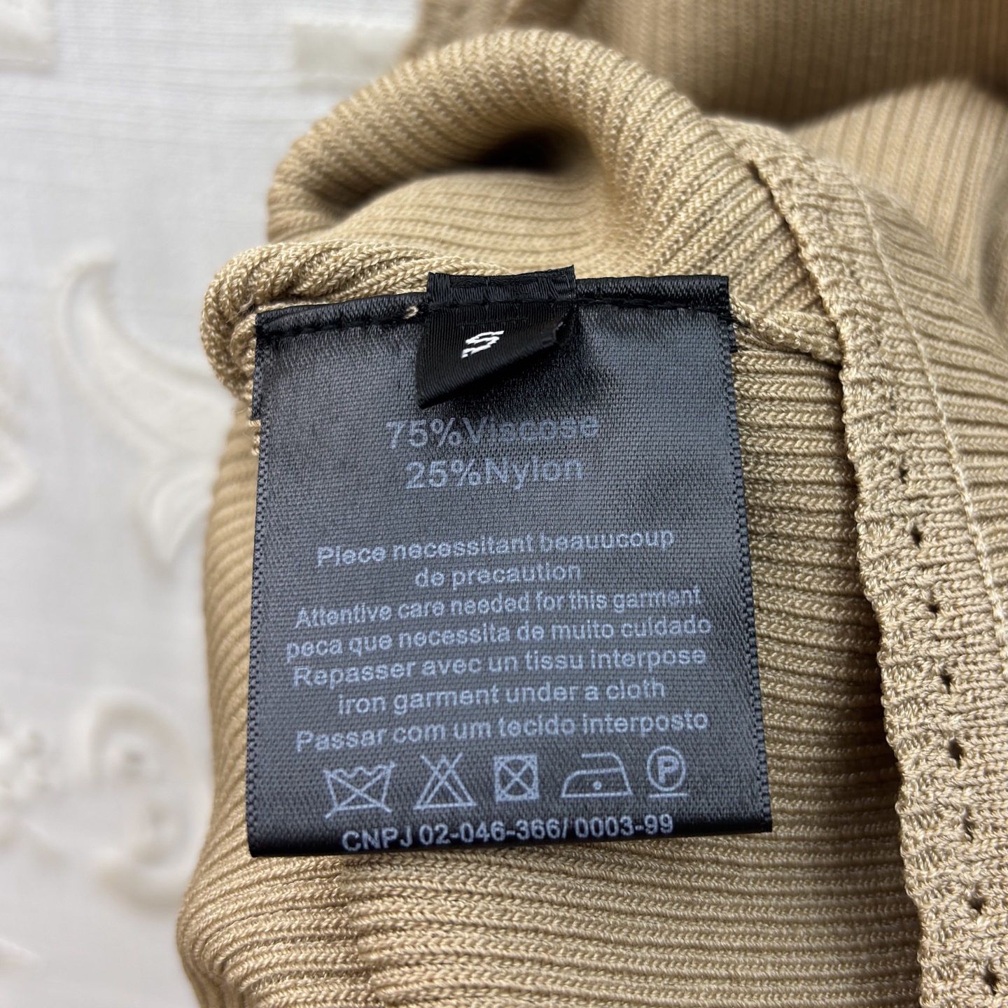 Sch金扣吊带背心 解锁夏季百搭吊带天花板🤍 经典黑显瘦大气 奶白温柔清雅，卡其气质内敛 V领修饰颈肩曲