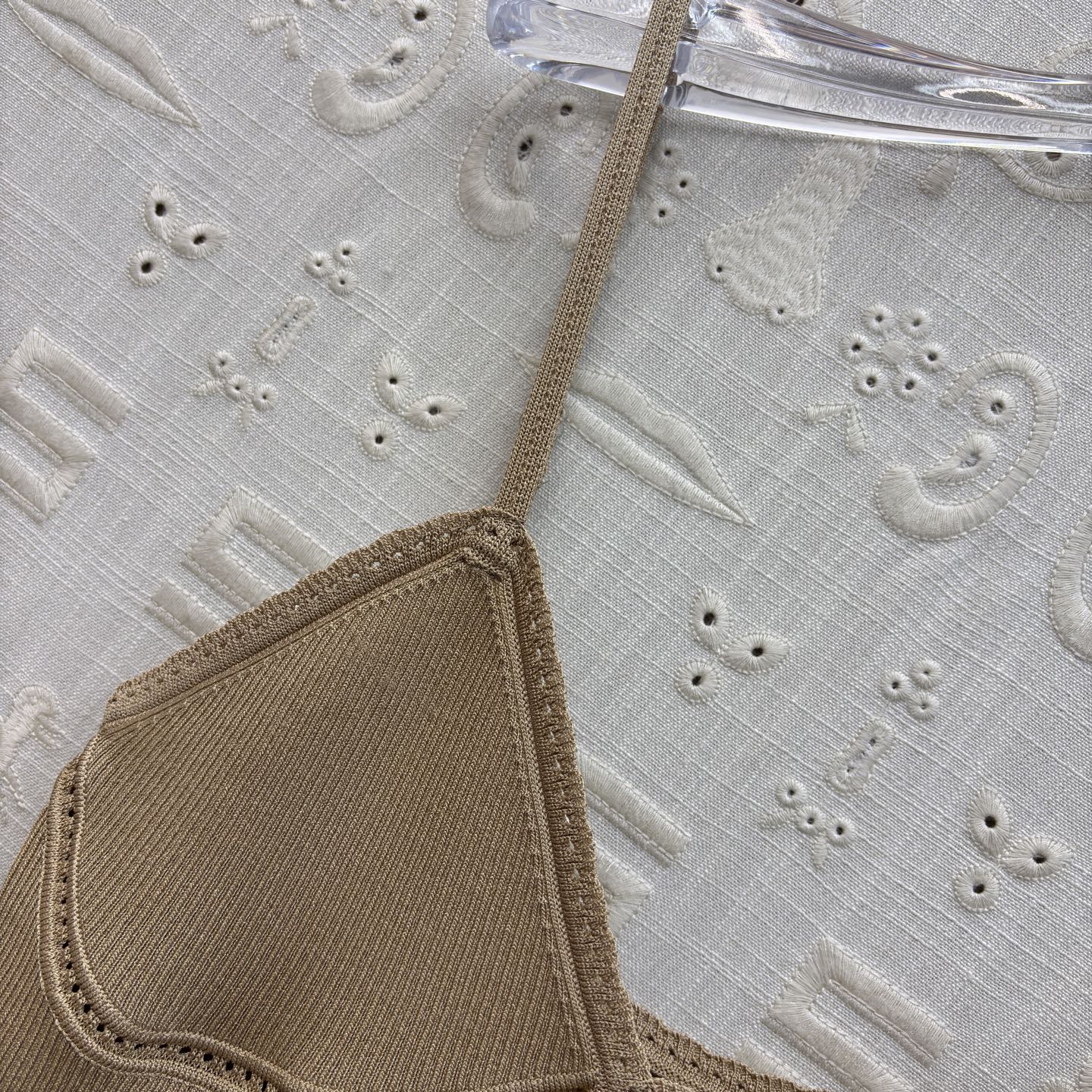 Sch金扣吊带背心 解锁夏季百搭吊带天花板🤍 经典黑显瘦大气 奶白温柔清雅，卡其气质内敛 V领修饰颈肩曲