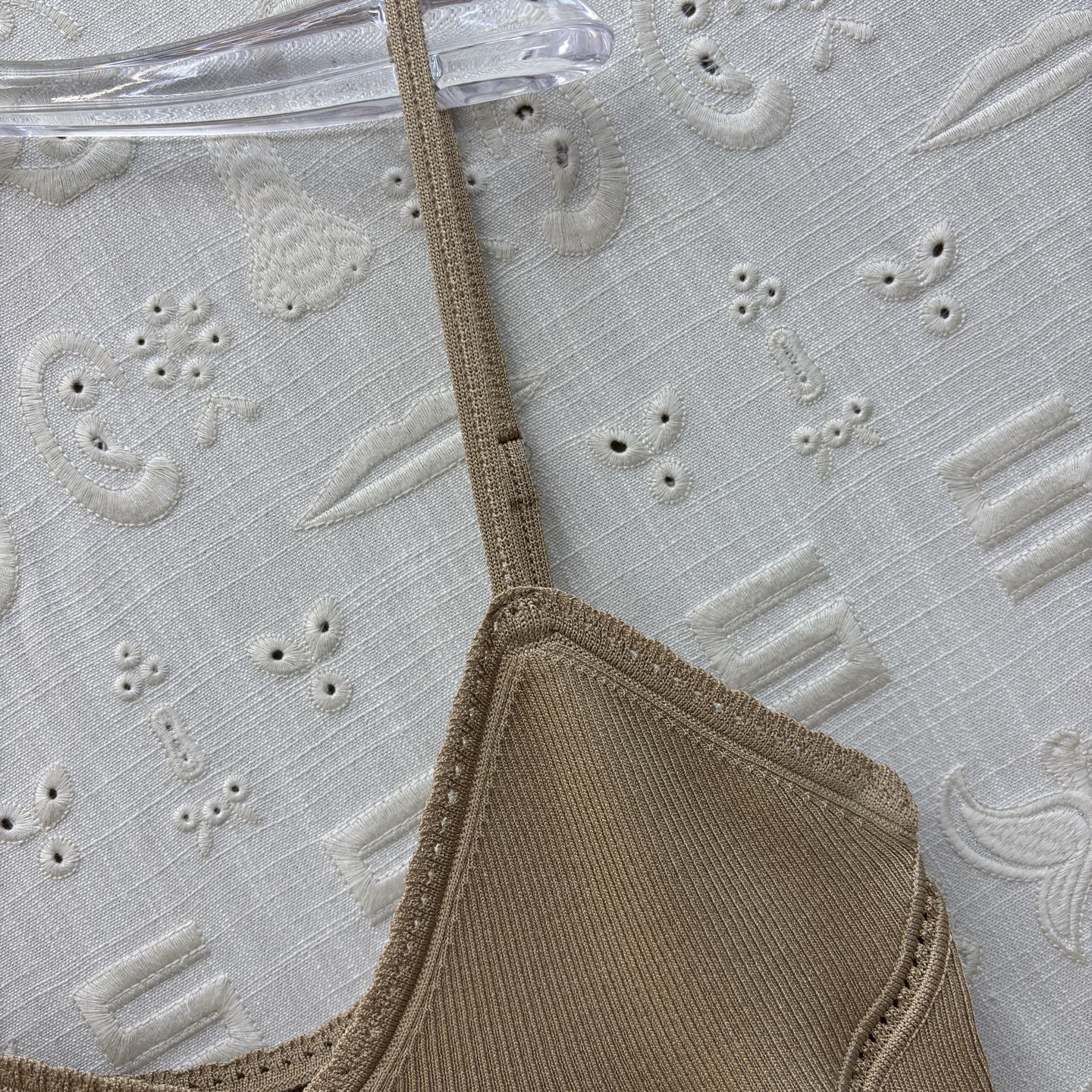 Sch金扣吊带背心 解锁夏季百搭吊带天花板🤍 经典黑显瘦大气 奶白温柔清雅，卡其气质内敛 V领修饰颈肩曲