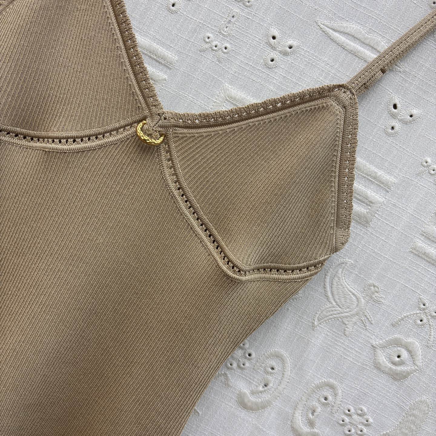 Sch金扣吊带背心 解锁夏季百搭吊带天花板🤍 经典黑显瘦大气 奶白温柔清雅，卡其气质内敛 V领修饰颈肩曲