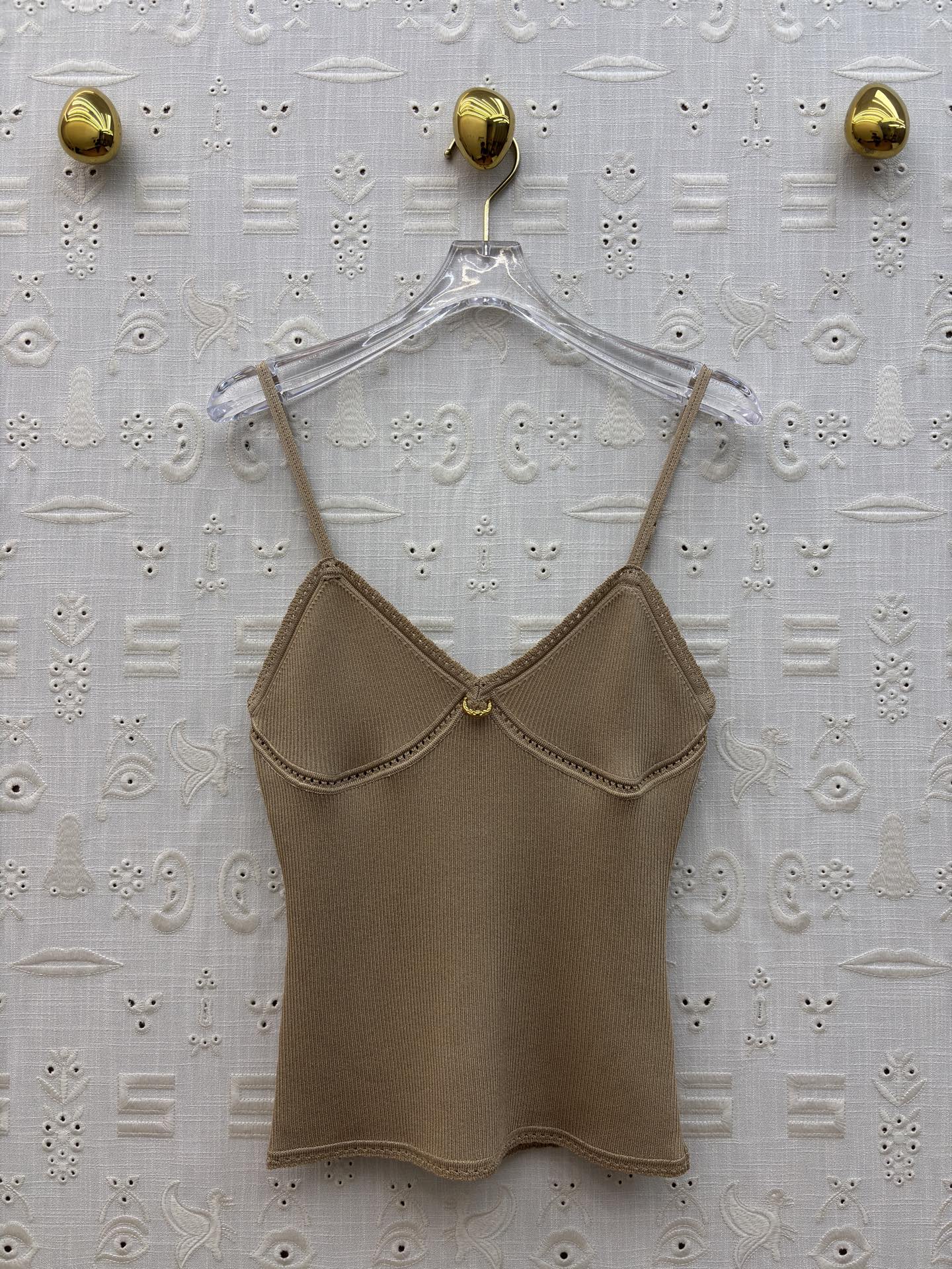 Sch金扣吊带背心 解锁夏季百搭吊带天花板🤍 经典黑显瘦大气 奶白温柔清雅，卡其气质内敛 V领修饰颈肩曲