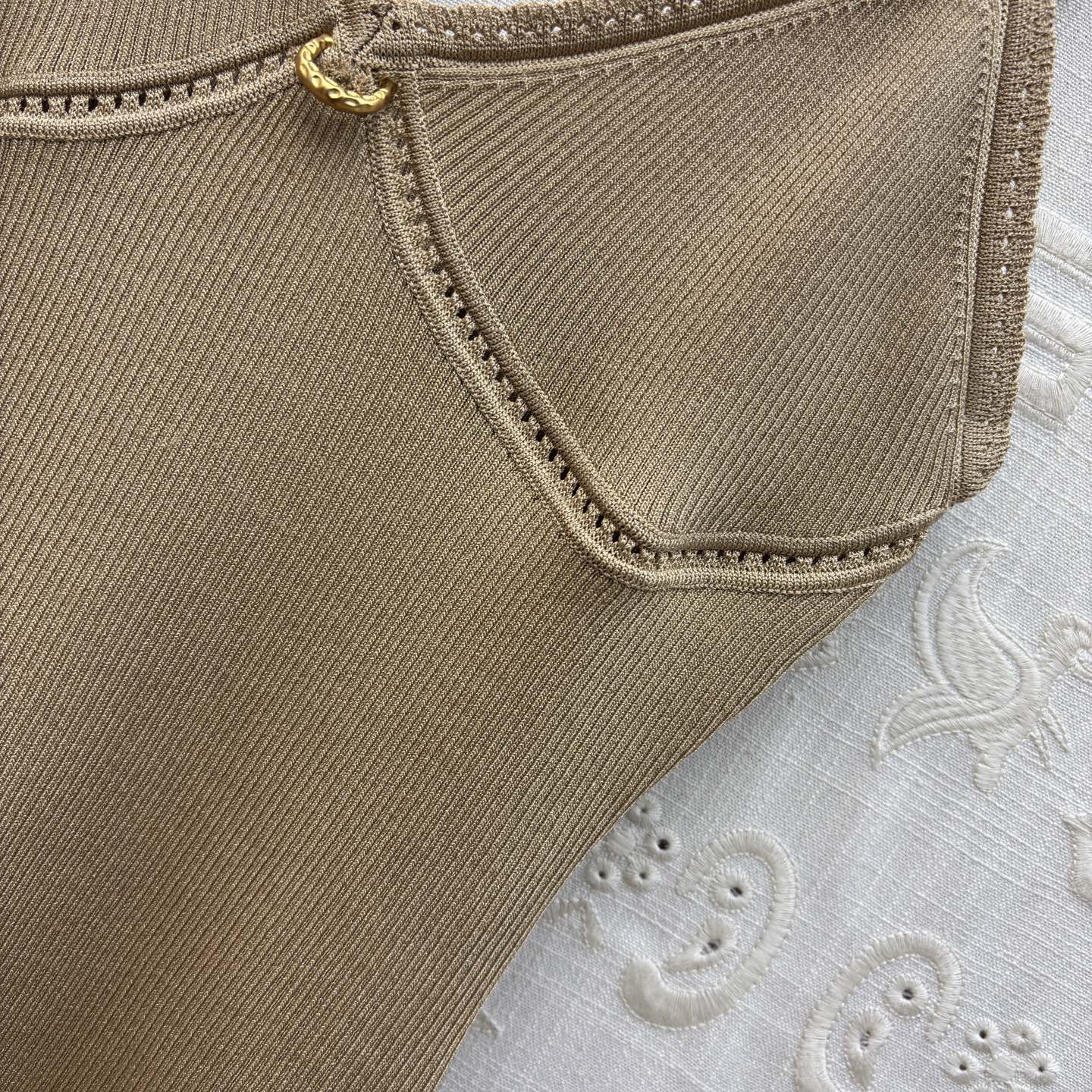 Sch金扣吊带背心 解锁夏季百搭吊带天花板🤍 经典黑显瘦大气 奶白温柔清雅，卡其气质内敛 V领修饰颈肩曲