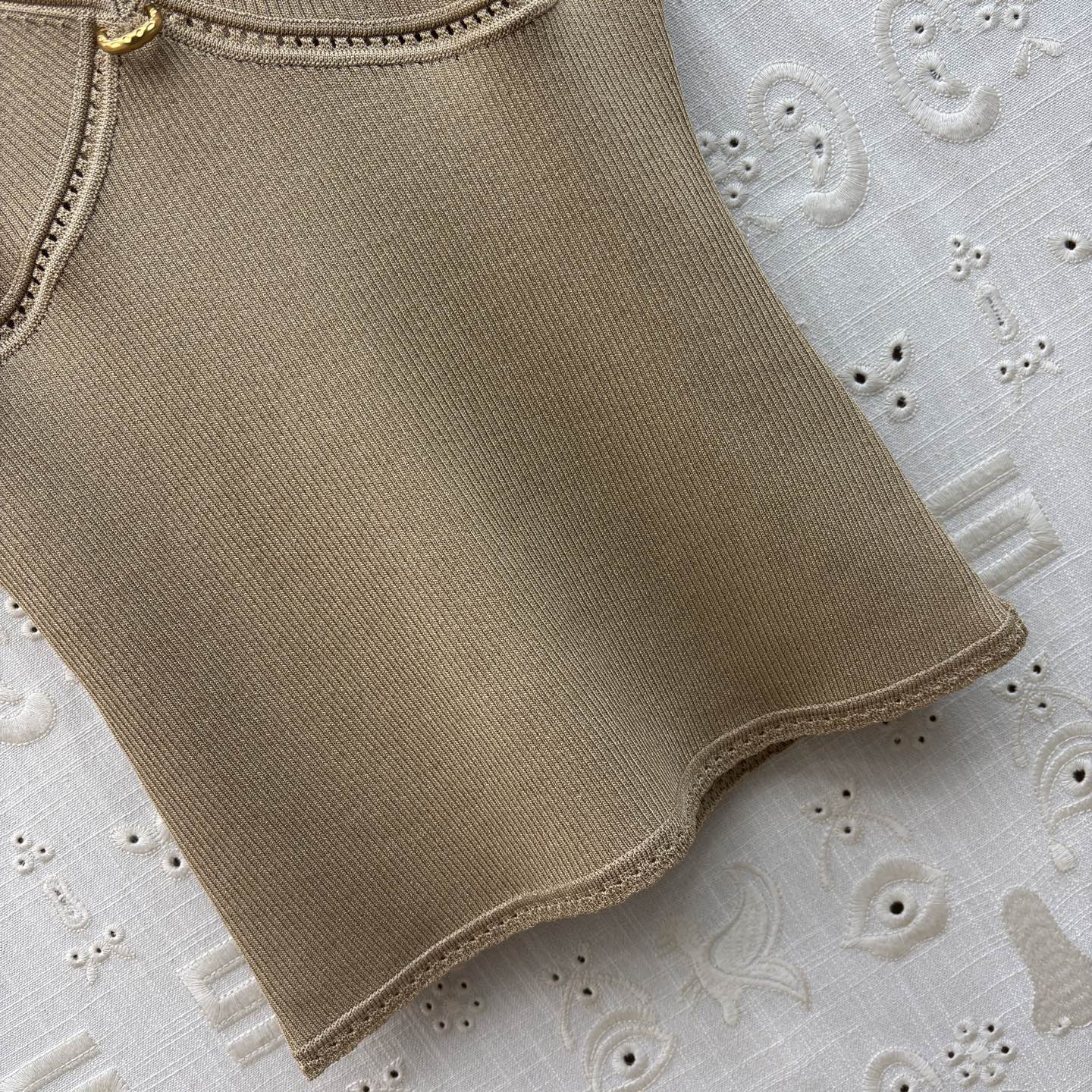 Sch金扣吊带背心 解锁夏季百搭吊带天花板🤍 经典黑显瘦大气 奶白温柔清雅，卡其气质内敛 V领修饰颈肩曲