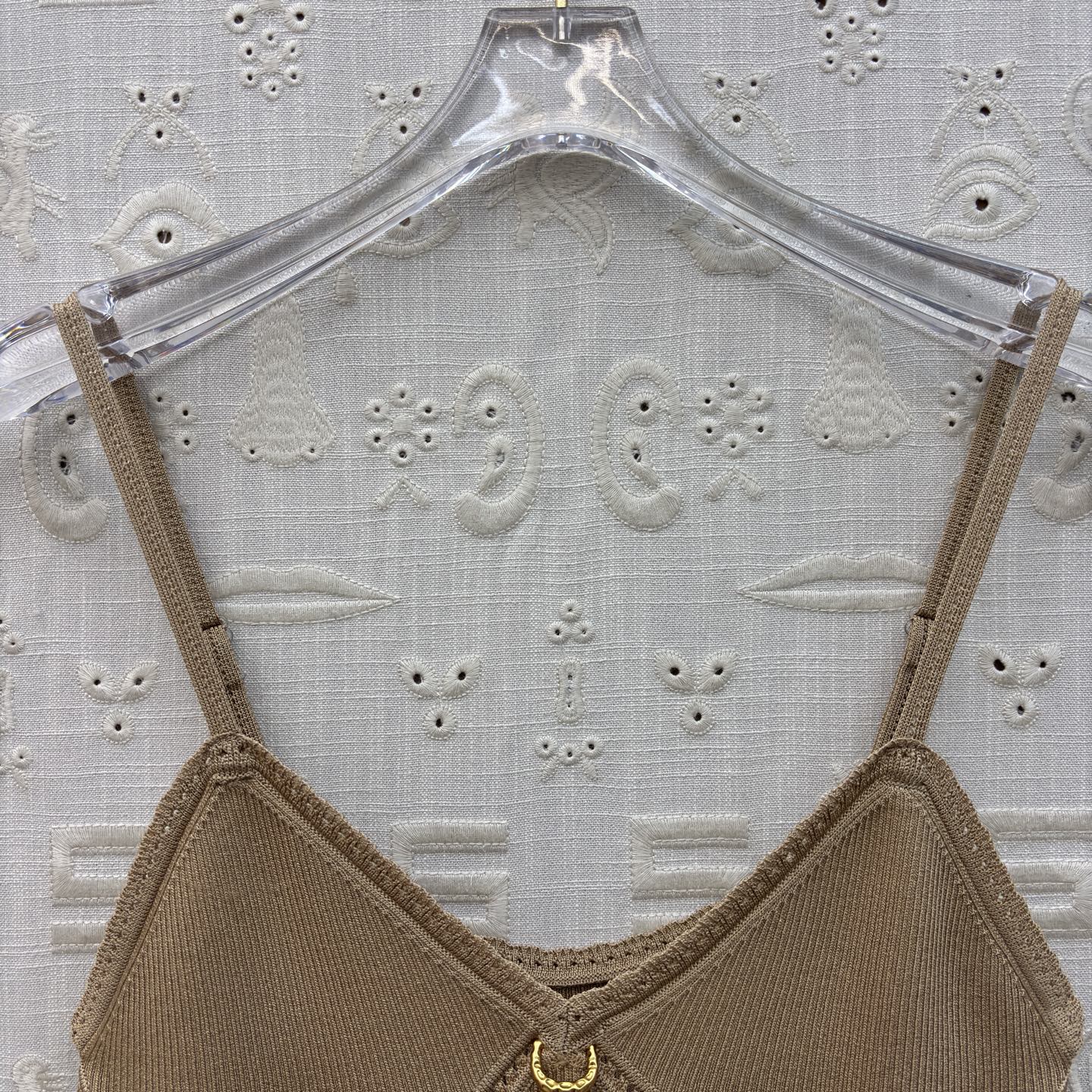 Sch金扣吊带背心 解锁夏季百搭吊带天花板🤍 经典黑显瘦大气 奶白温柔清雅，卡其气质内敛 V领修饰颈肩曲