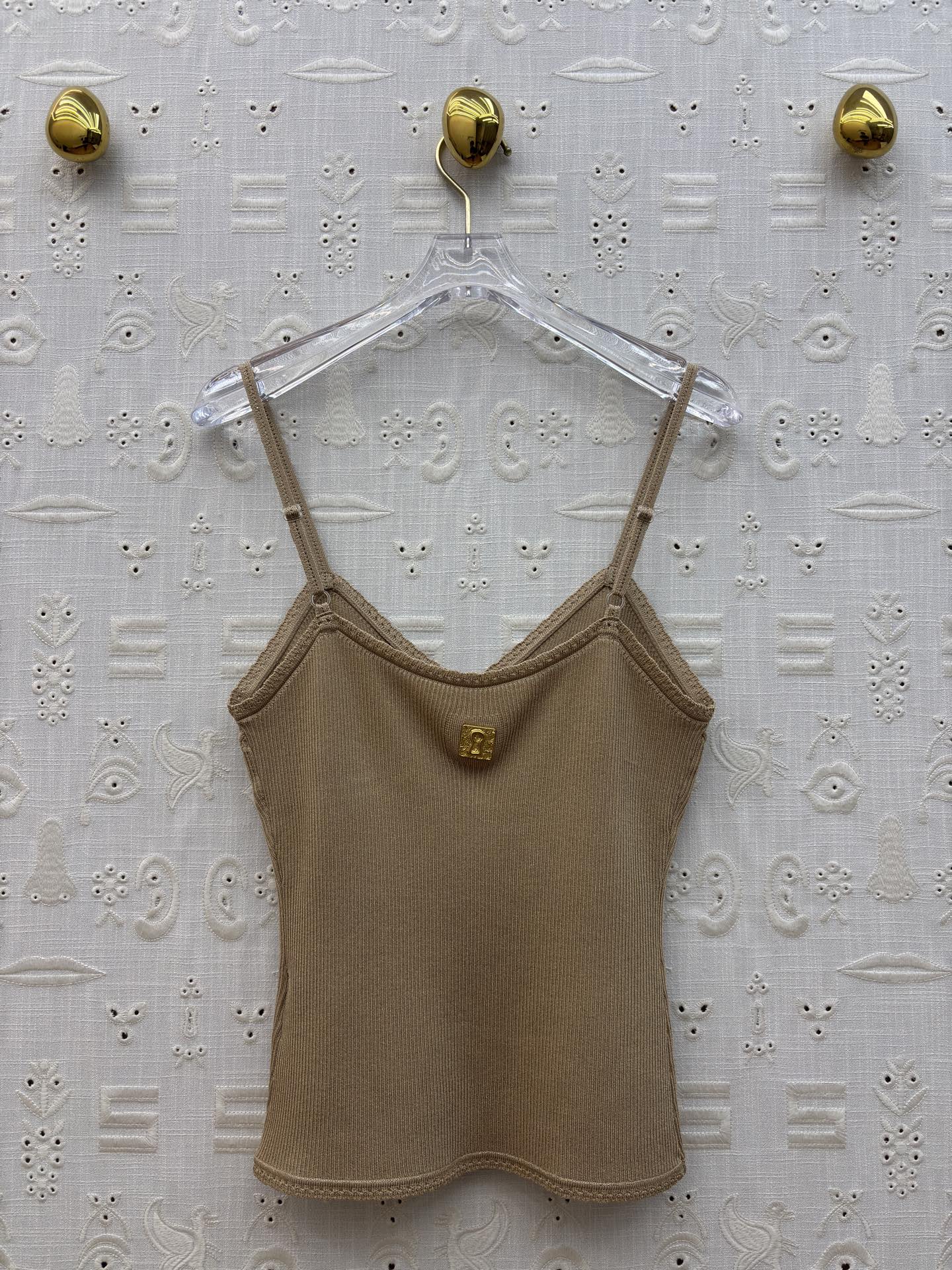 Sch金扣吊带背心 解锁夏季百搭吊带天花板🤍 经典黑显瘦大气 奶白温柔清雅，卡其气质内敛 V领修饰颈肩曲