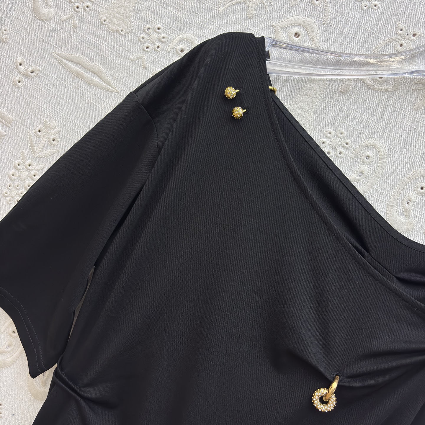 Sch圆领褶皱短袖连衣裙 不对称褶皱与金属扣点缀 瞬间打破基础款的单调感 白的干净、黑的利落 日常通勤或