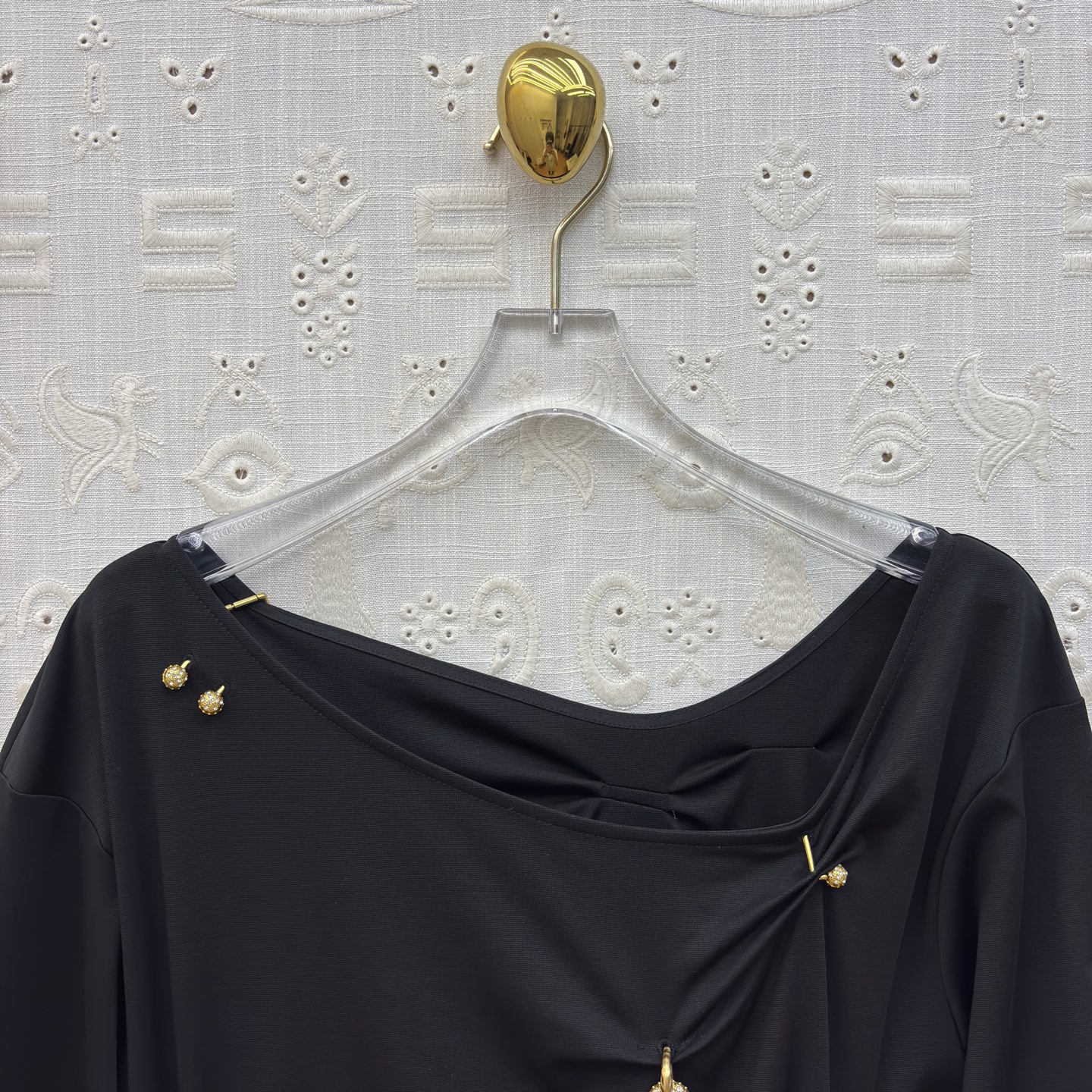 Sch圆领褶皱短袖连衣裙 不对称褶皱与金属扣点缀 瞬间打破基础款的单调感 白的干净、黑的利落 日常通勤或