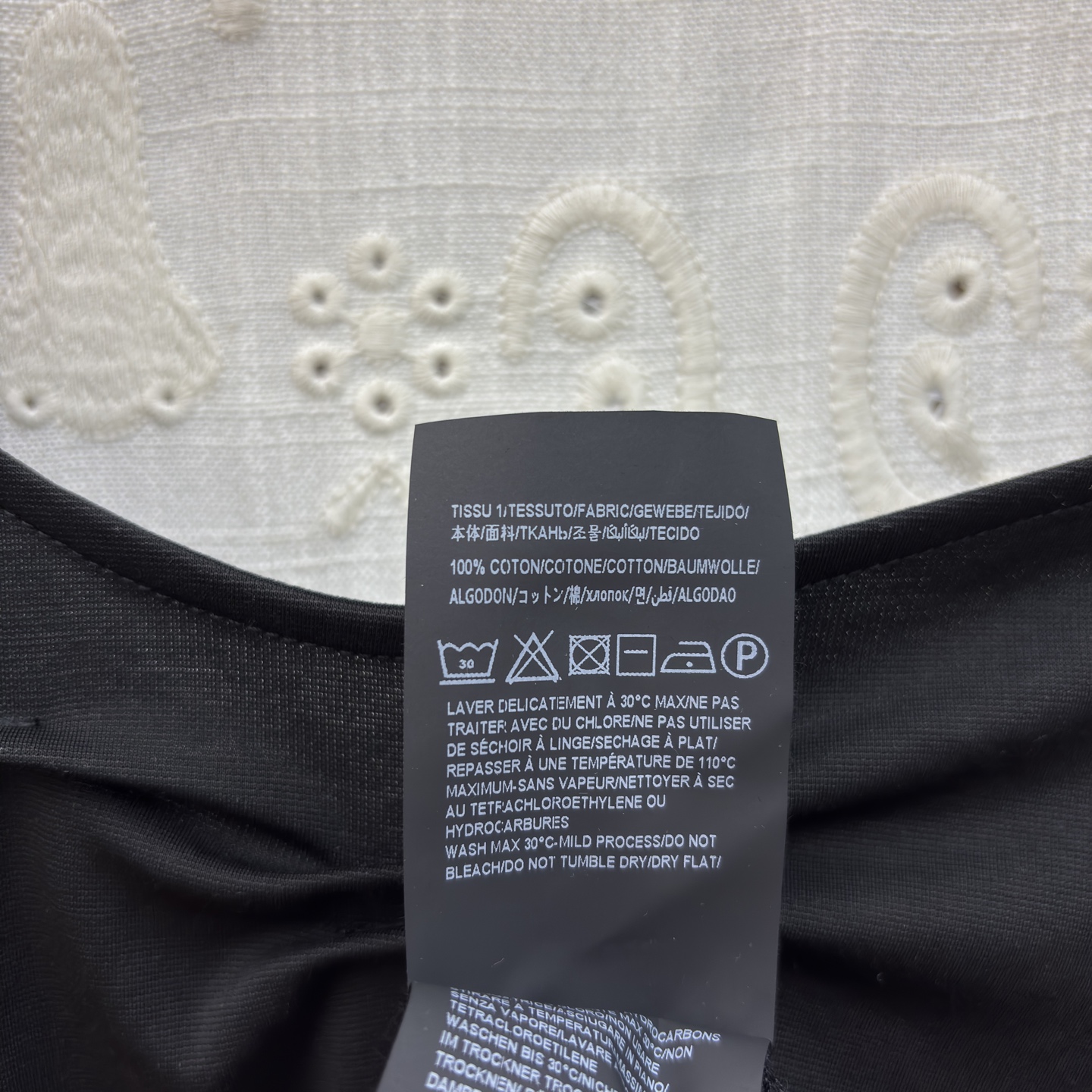 Sch圆领褶皱短袖连衣裙 不对称褶皱与金属扣点缀 瞬间打破基础款的单调感 白的干净、黑的利落 日常通勤或