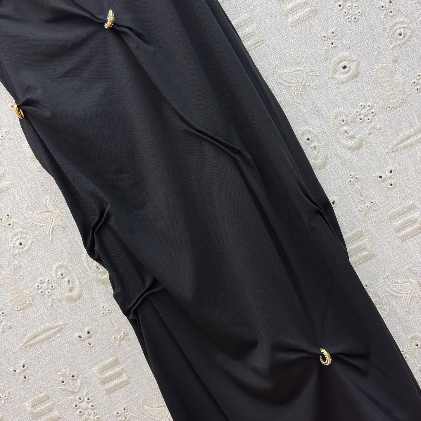 Sch圆领褶皱短袖连衣裙 不对称褶皱与金属扣点缀 瞬间打破基础款的单调感 白的干净、黑的利落 日常通勤或