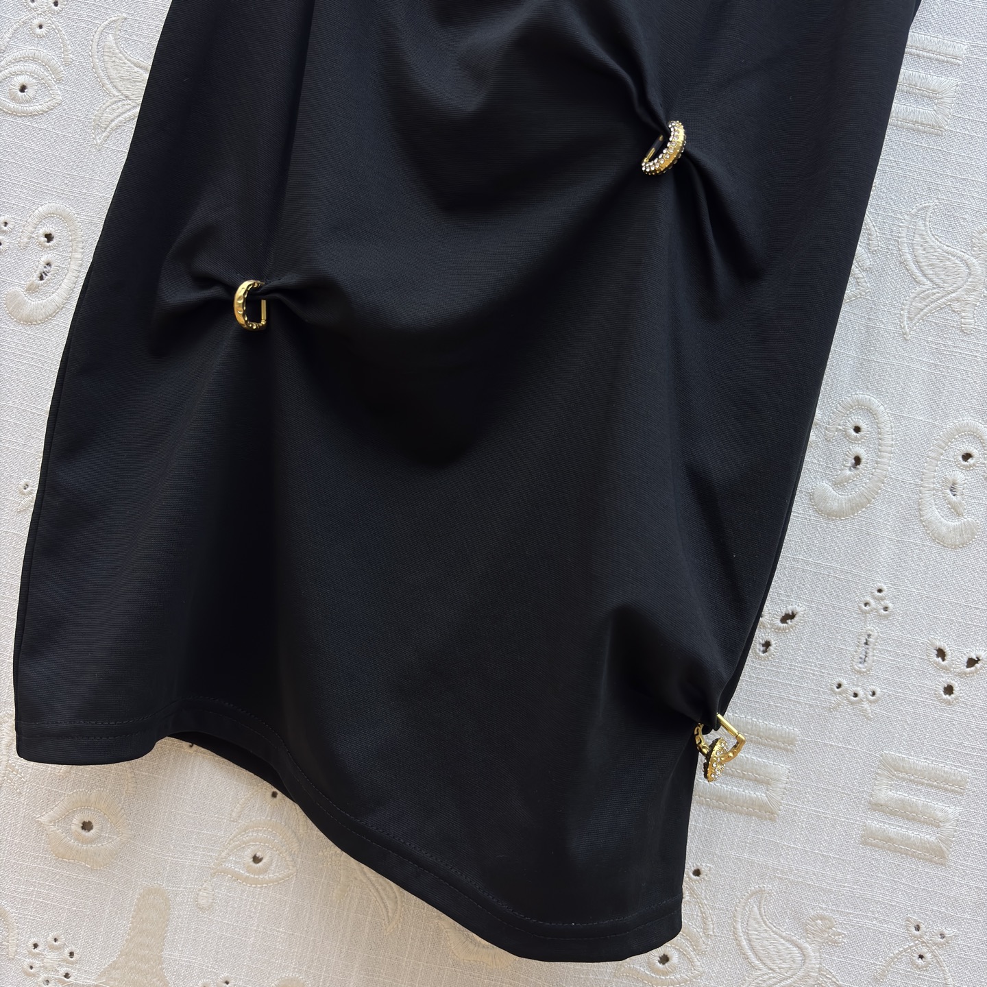 Sch圆领褶皱短袖连衣裙 不对称褶皱与金属扣点缀 瞬间打破基础款的单调感 白的干净、黑的利落 日常通勤或