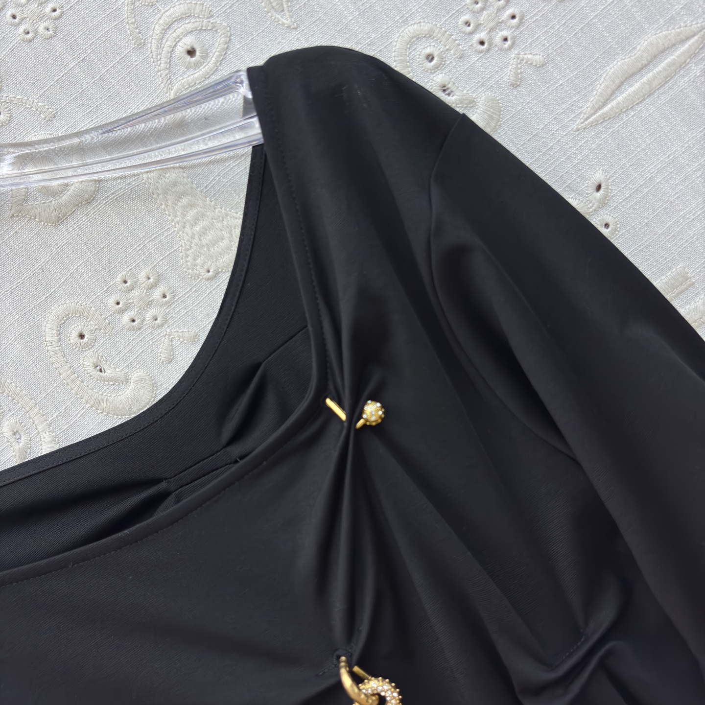 Sch圆领褶皱短袖连衣裙 不对称褶皱与金属扣点缀 瞬间打破基础款的单调感 白的干净、黑的利落 日常通勤或