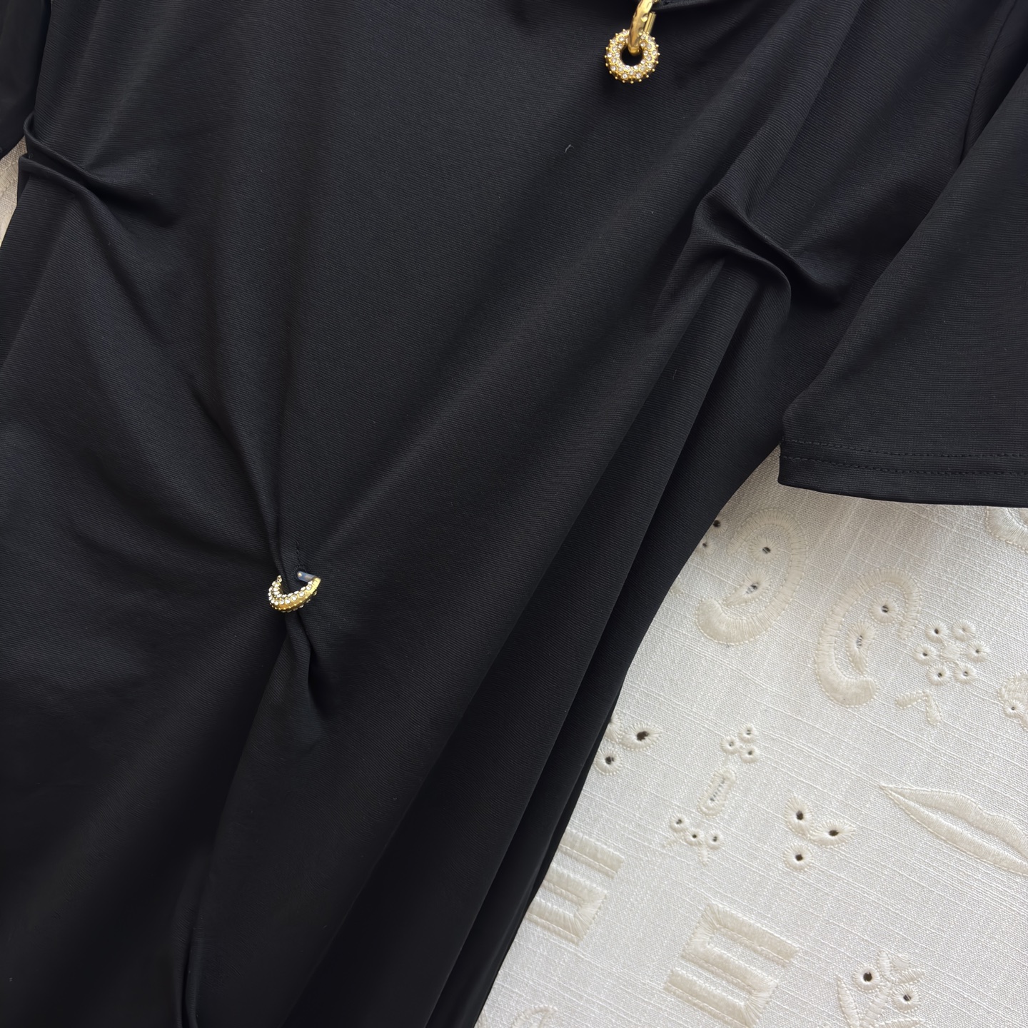 Sch圆领褶皱短袖连衣裙 不对称褶皱与金属扣点缀 瞬间打破基础款的单调感 白的干净、黑的利落 日常通勤或