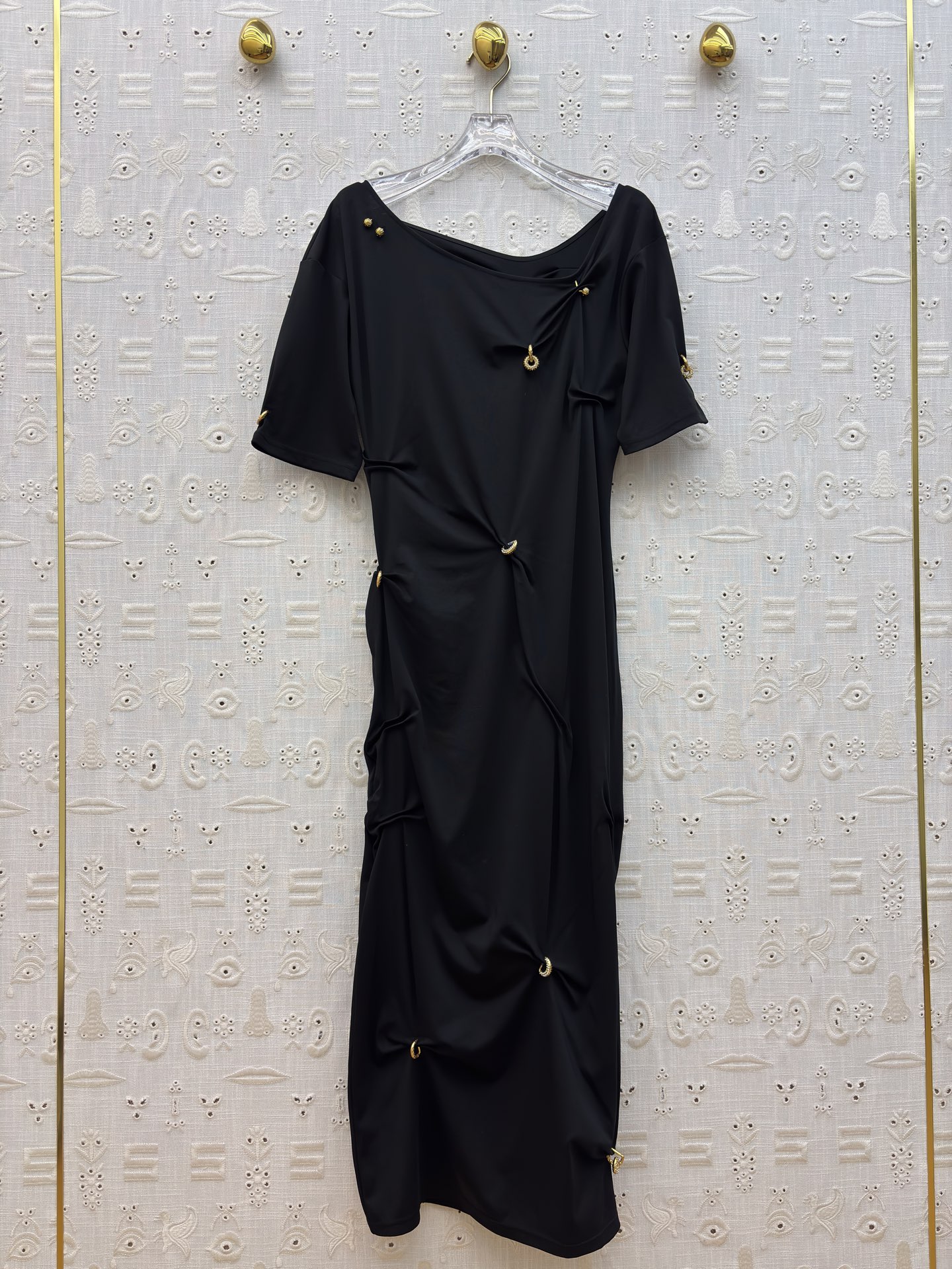 Sch圆领褶皱短袖连衣裙 不对称褶皱与金属扣点缀 瞬间打破基础款的单调感 白的干净、黑的利落 日常通勤或