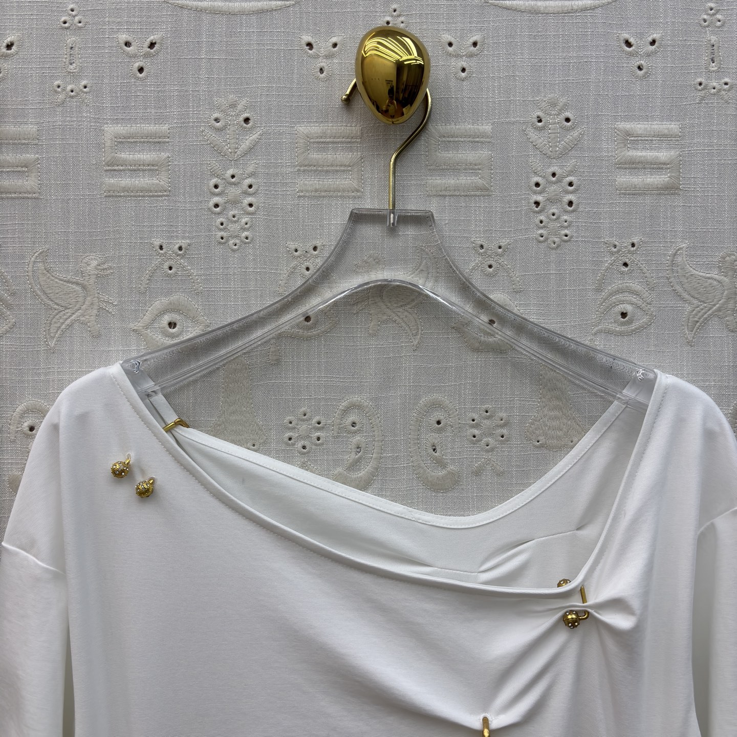 Sch圆领褶皱短袖连衣裙 不对称褶皱与金属扣点缀 瞬间打破基础款的单调感 白的干净、黑的利落 日常通勤或