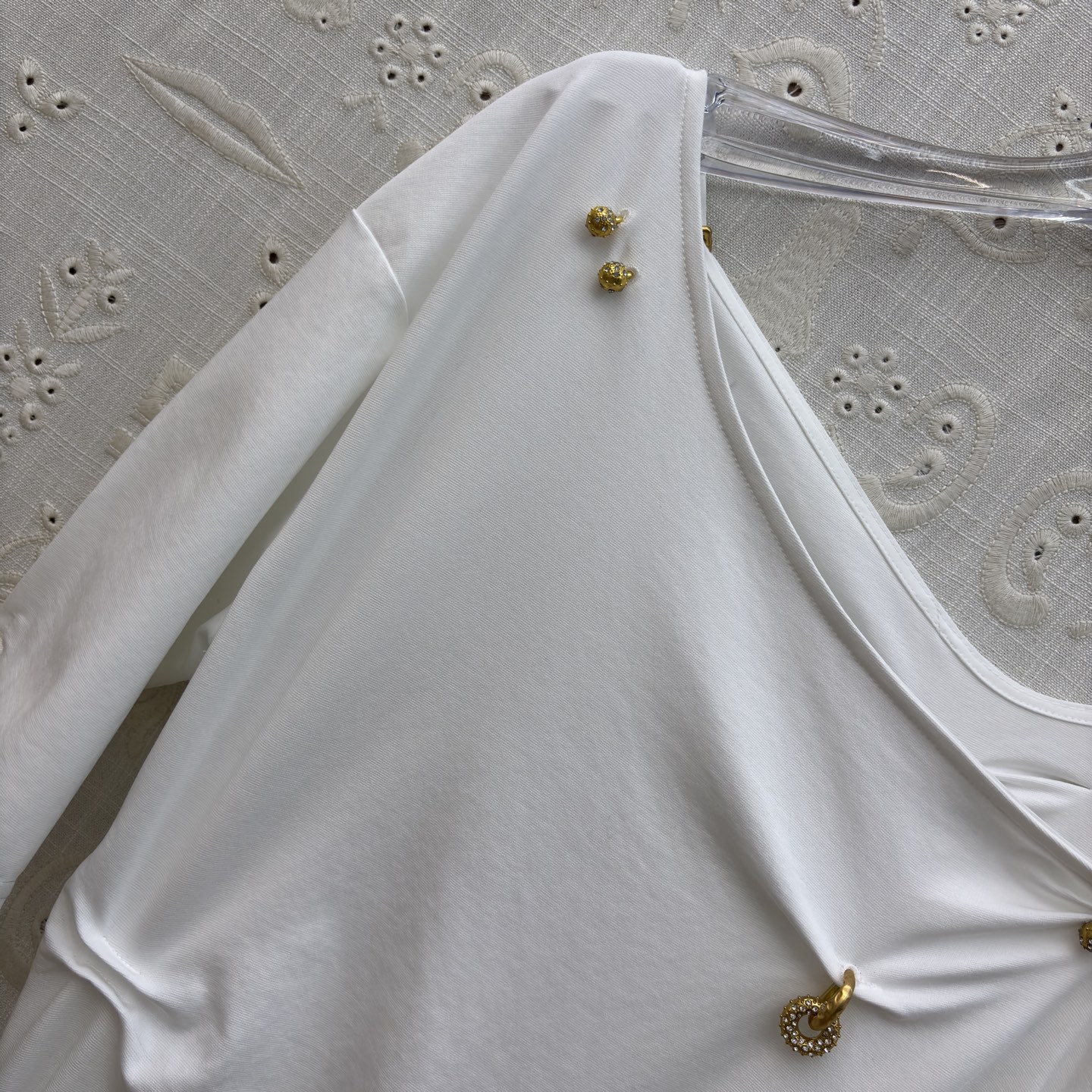 Sch圆领褶皱短袖连衣裙 不对称褶皱与金属扣点缀 瞬间打破基础款的单调感 白的干净、黑的利落 日常通勤或