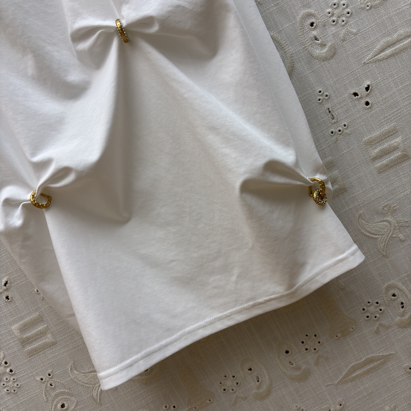 Sch圆领褶皱短袖连衣裙 不对称褶皱与金属扣点缀 瞬间打破基础款的单调感 白的干净、黑的利落 日常通勤或