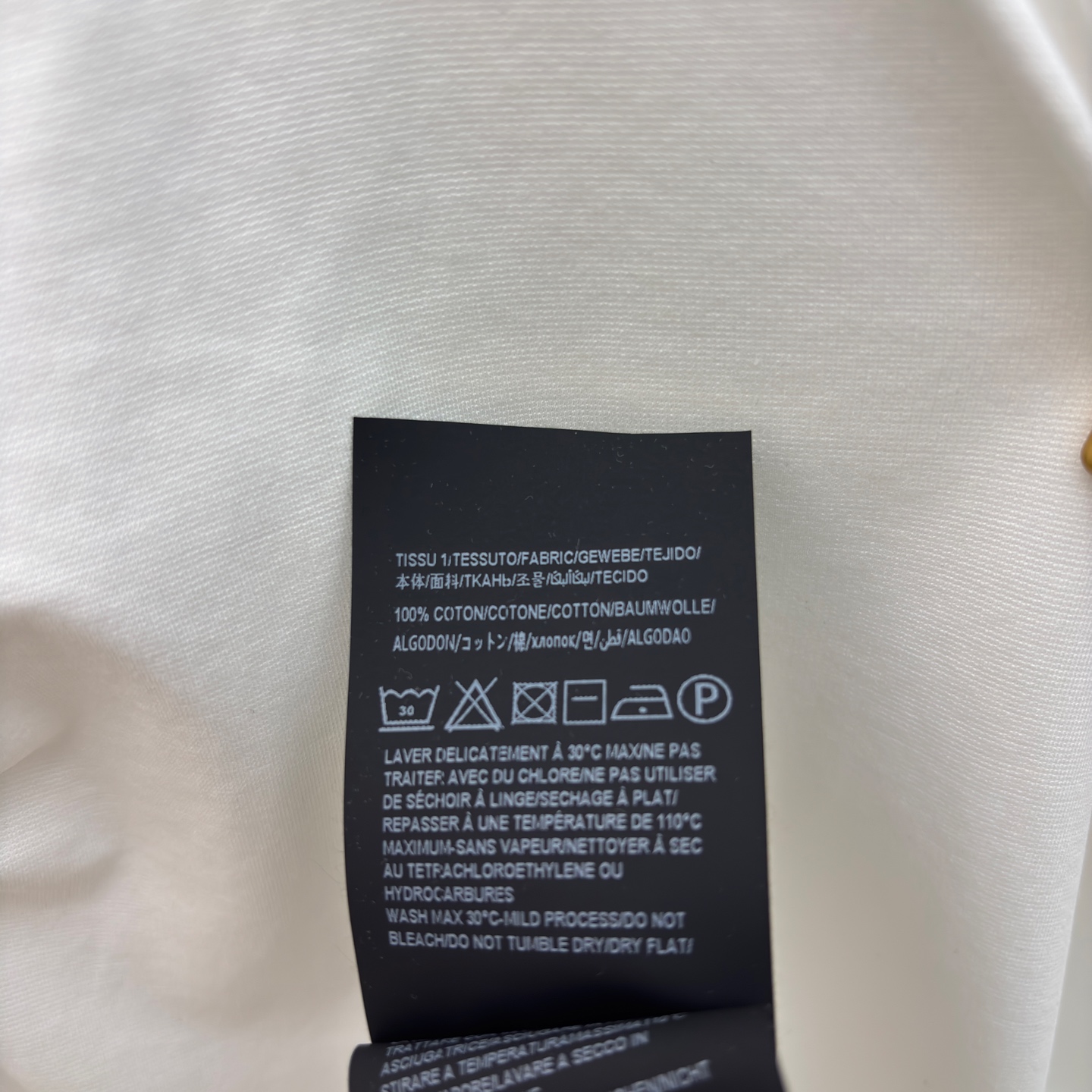 Sch圆领褶皱短袖连衣裙 不对称褶皱与金属扣点缀 瞬间打破基础款的单调感 白的干净、黑的利落 日常通勤或