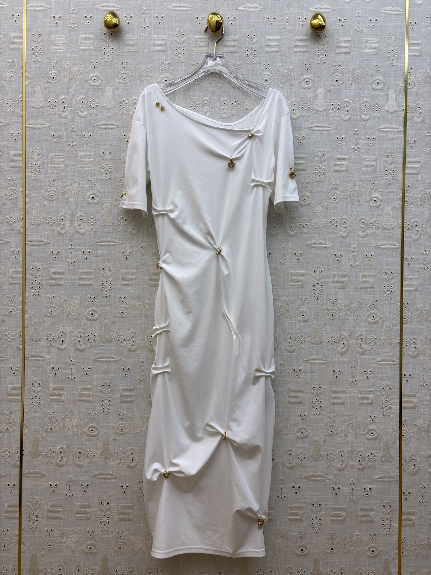 Sch圆领褶皱短袖连衣裙 不对称褶皱与金属扣点缀 瞬间打破基础款的单调感 白的干净、黑的利落 日常通勤或