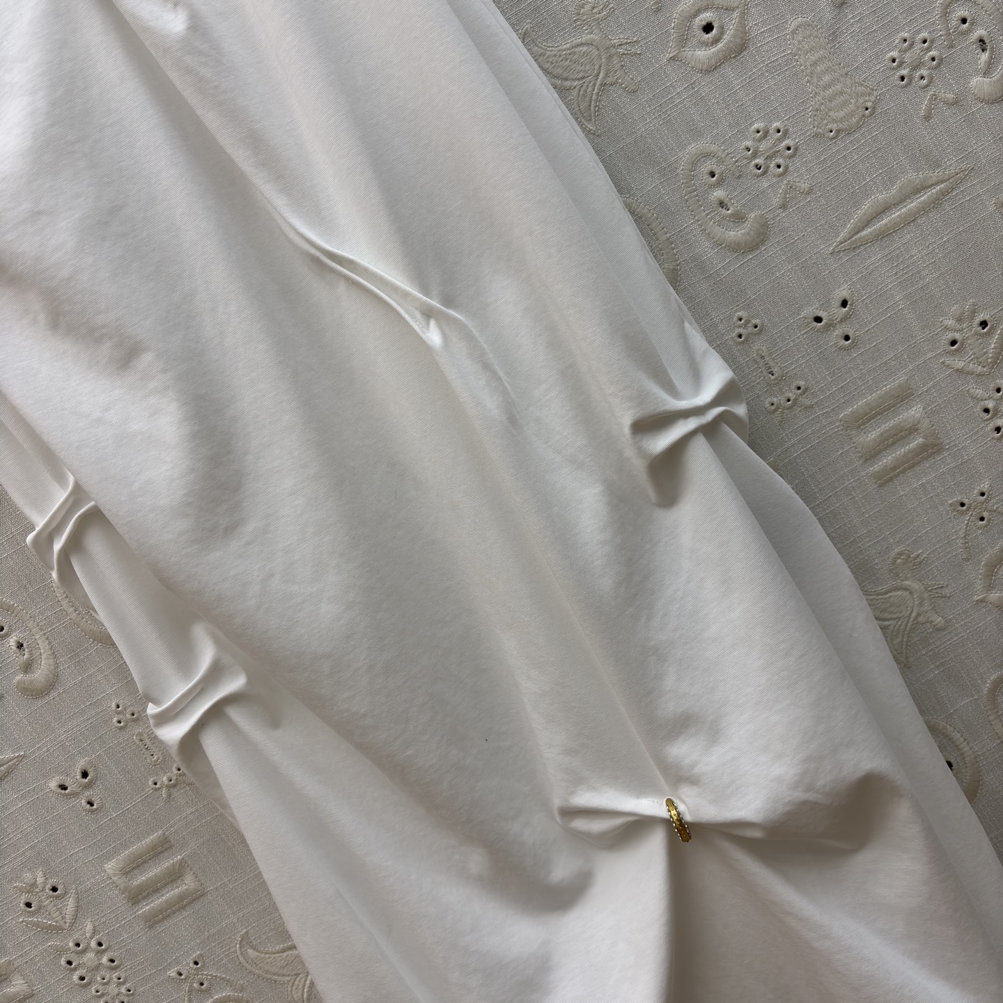 Sch圆领褶皱短袖连衣裙 不对称褶皱与金属扣点缀 瞬间打破基础款的单调感 白的干净、黑的利落 日常通勤或