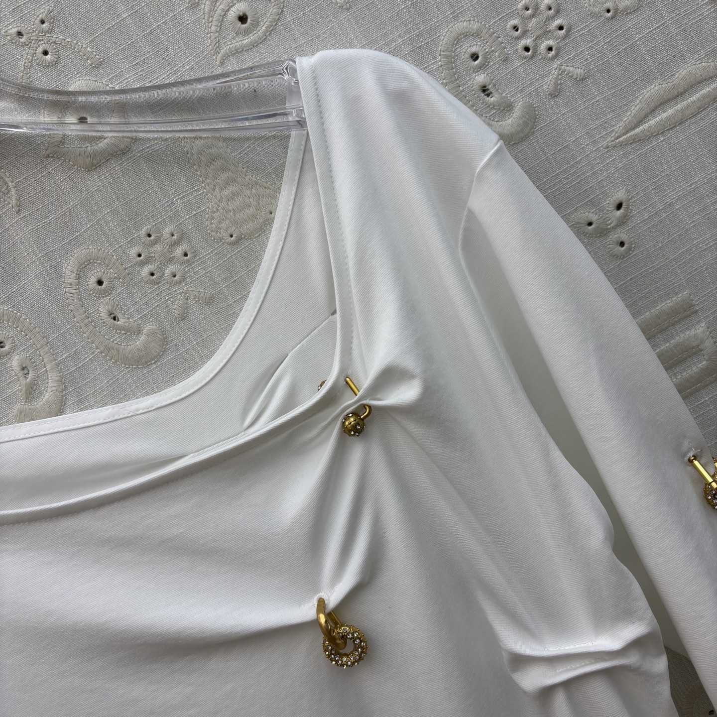 Sch圆领褶皱短袖连衣裙 不对称褶皱与金属扣点缀 瞬间打破基础款的单调感 白的干净、黑的利落 日常通勤或