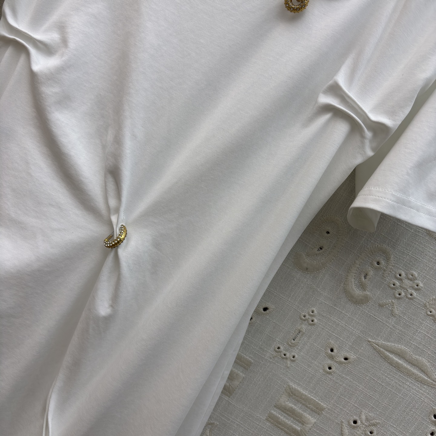 Sch圆领褶皱短袖连衣裙 不对称褶皱与金属扣点缀 瞬间打破基础款的单调感 白的干净、黑的利落 日常通勤或